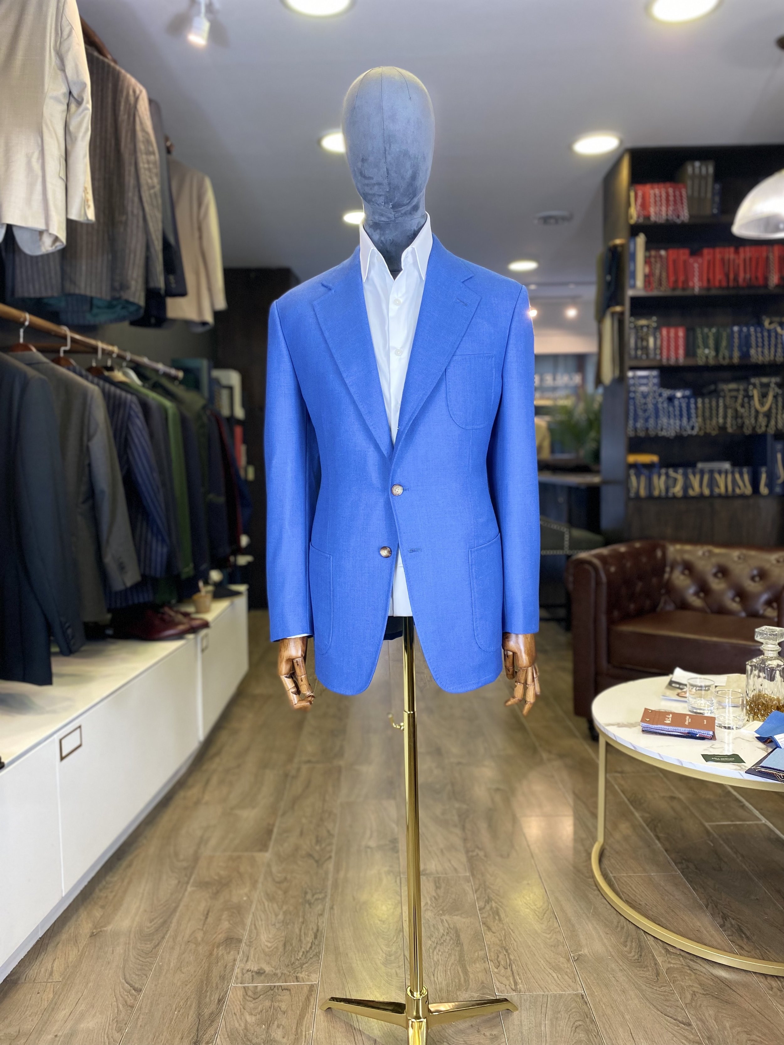 Crafted from luxurious Holland & Sherry mesh and hopsack basket-weave fabric, this sophisticated blue blazer combines timeless tailoring with effortless modern elegance. Designed with a classic notch lapel, patch pockets, and structured silhouette, i