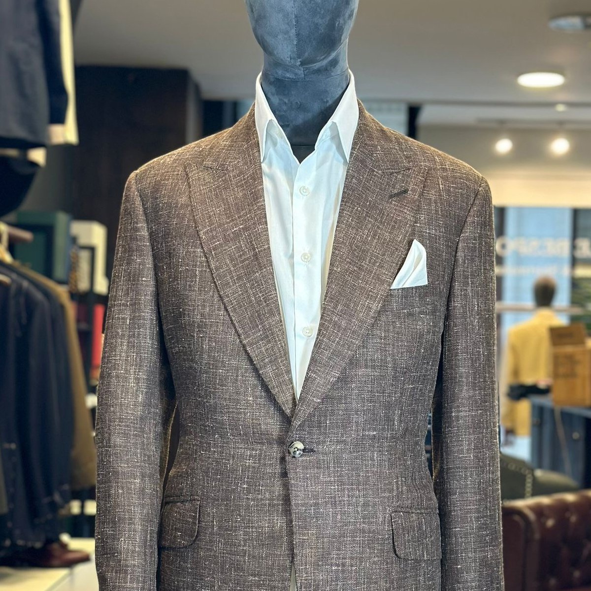 Brown wool, silk and linen jacket by Delfino, paired with a bespoke white linen pocket square.
Showcasing refined Italian tailoring, premium natural fabrics and timeless men's style.