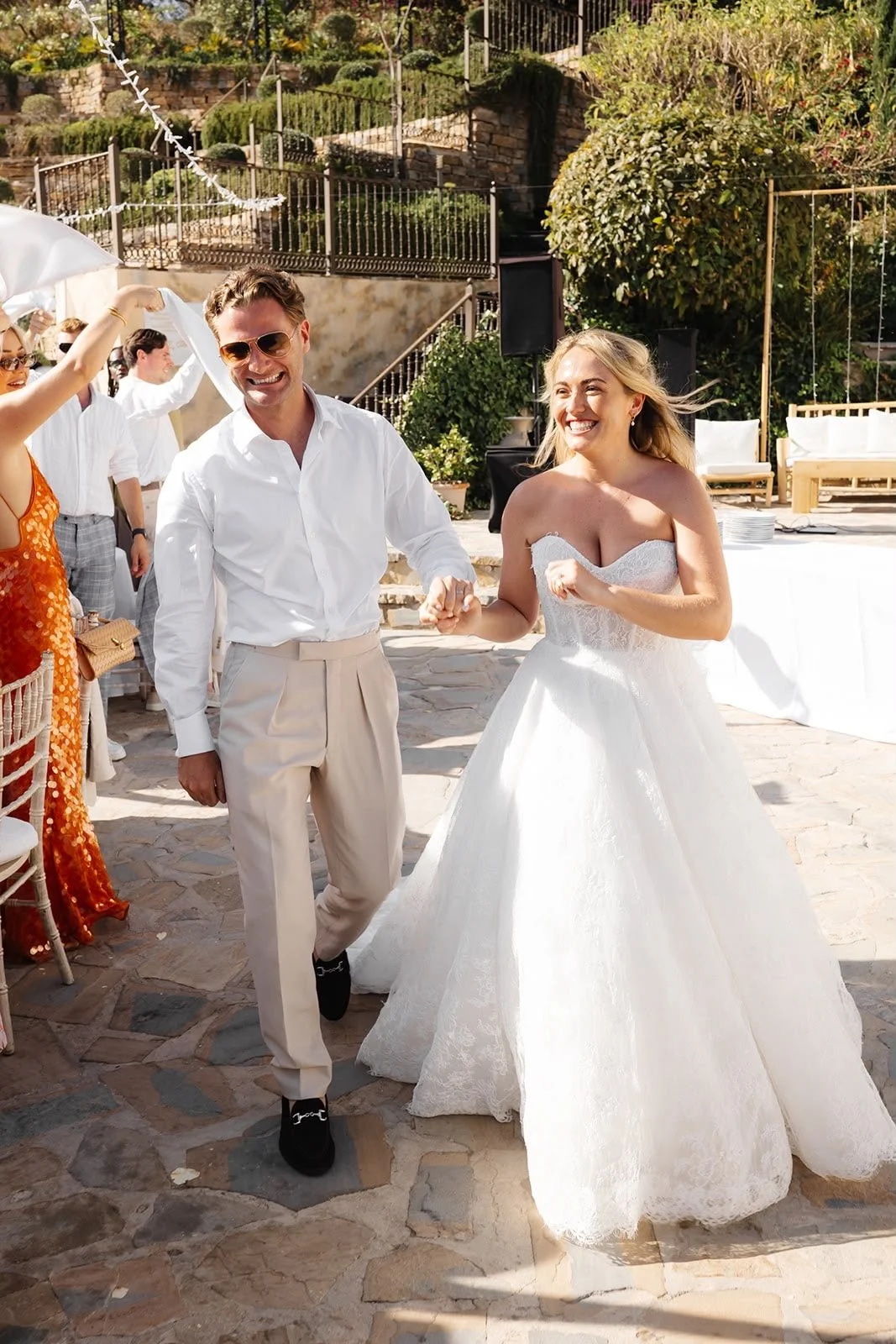 A bespoke cream double-breasted wedding suit crafted from breathable fresco cloth from Hardy minnis paired with a bespoke white shirt and tie for a stylish destination wedding. Handmade and fitted at Kale Bespoke, City of London.