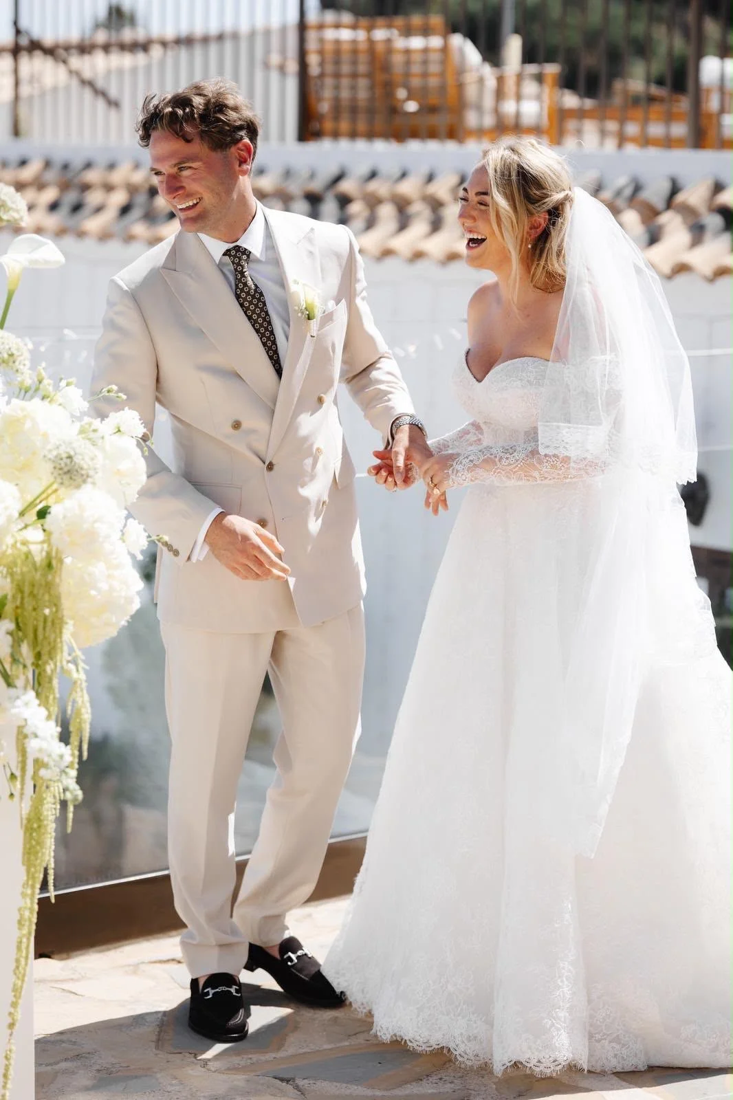 A bespoke cream double-breasted wedding suit crafted from breathable fresco cloth from Hardy Minnis paired with a bespoke white shirt and tie for a stylish destination wedding. Handmade and fitted at Kale Bespoke, City of London.