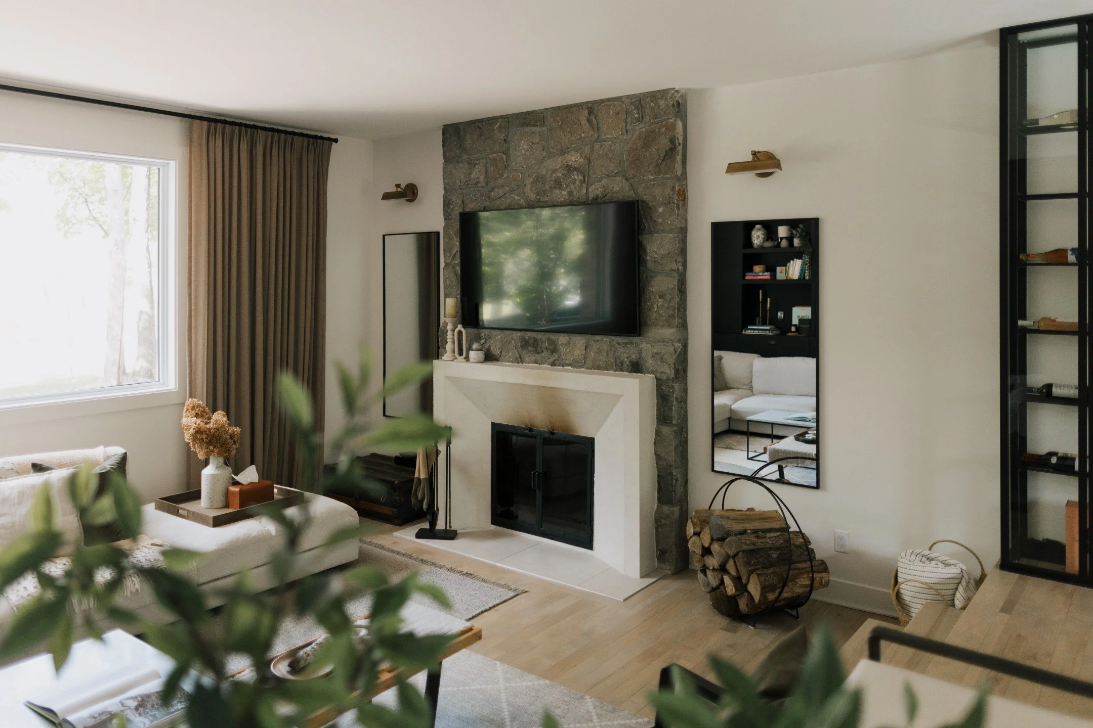 Un rez-de-chaussé chaleureux dans le coeur de la forêt