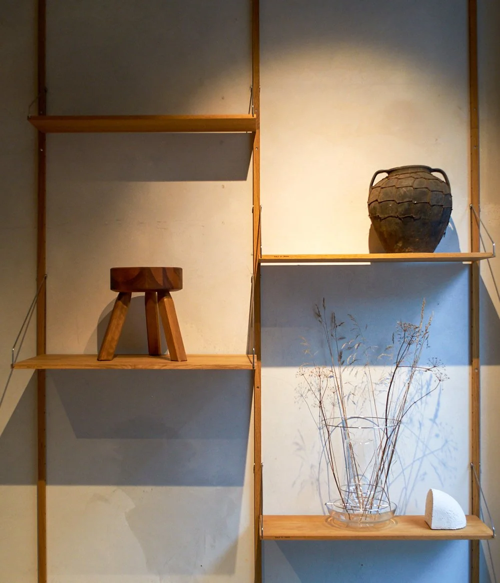 Vegghylle i tre med minimalistisk interiørdesign, keramikkvase og dekorative elementer i nordisk stil
Minimalistisk innredning