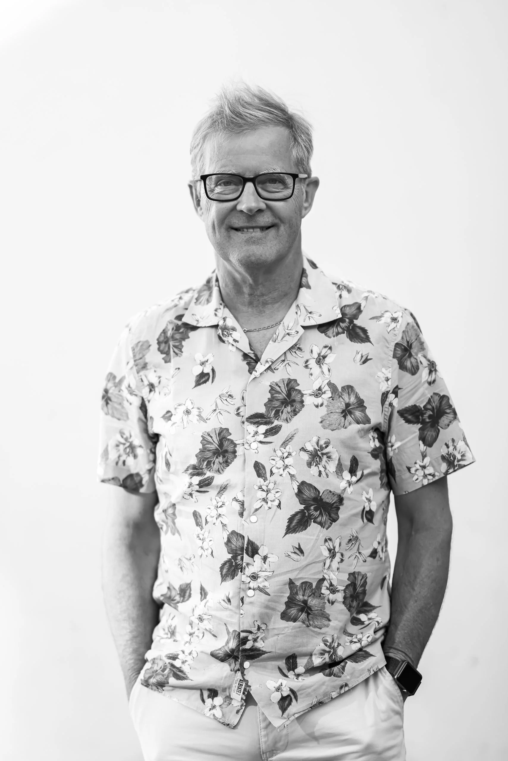 Portrett av mannlig seniorkonsult i Indigo Ipex, Svarthvitt