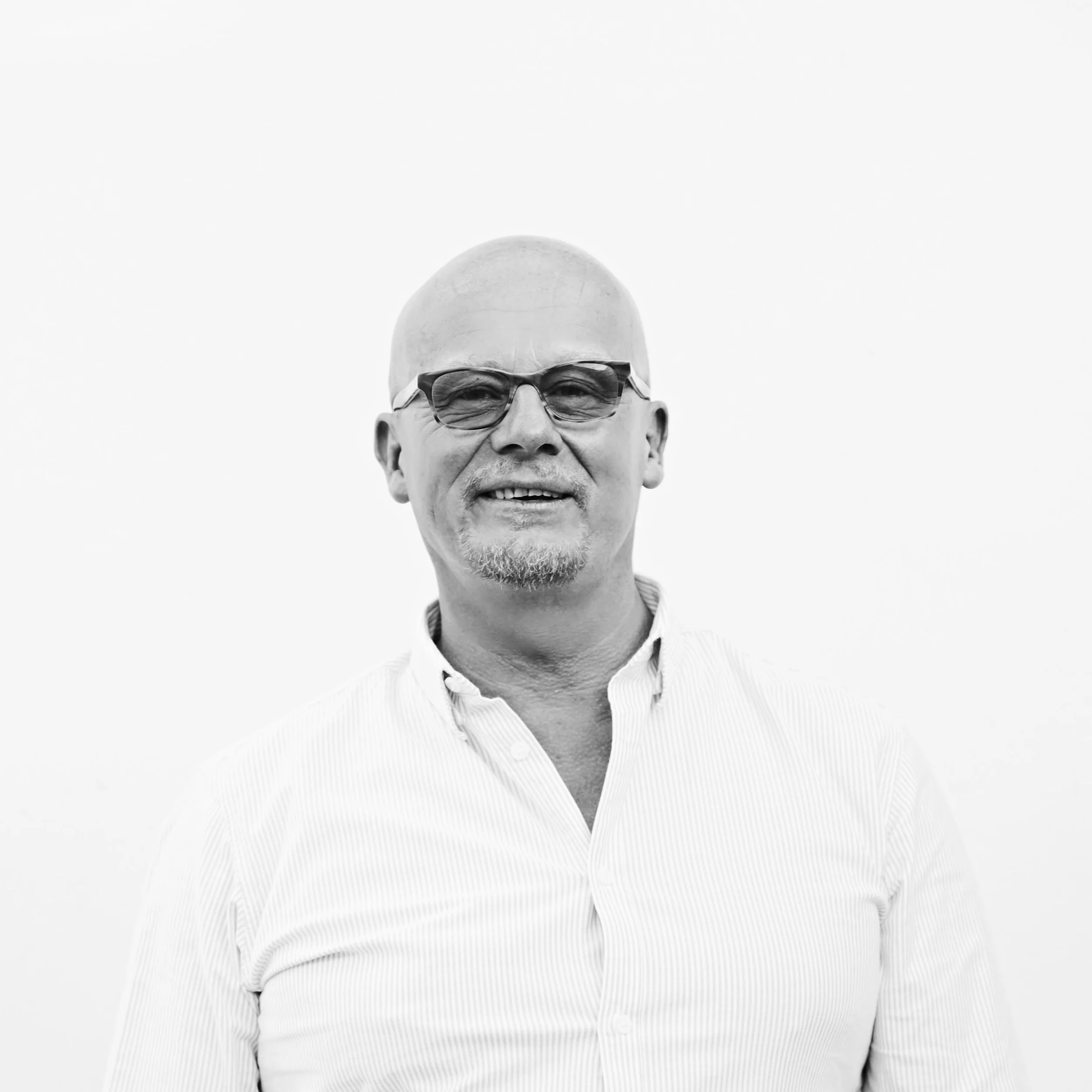 Portrett av mannlig seniorkonsult i Indigo Ipex, Svarthvitt
