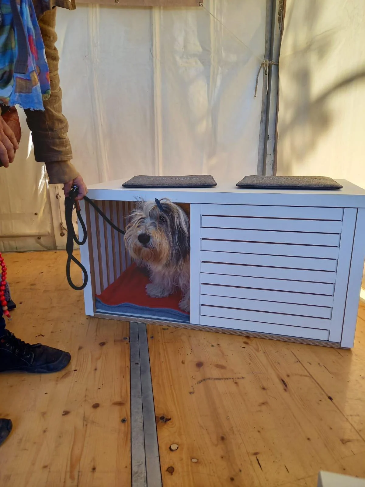 Indoorbox | Sitzbank
Liegefläche 95 x 53 cm
Außenmaße 100 x 51 x 56 cm L/H/T
Multiplex Birke weiß beschichtet
Listenpreis 798,00 €
Sonderpreis Ausstellungsstück 600,00 €