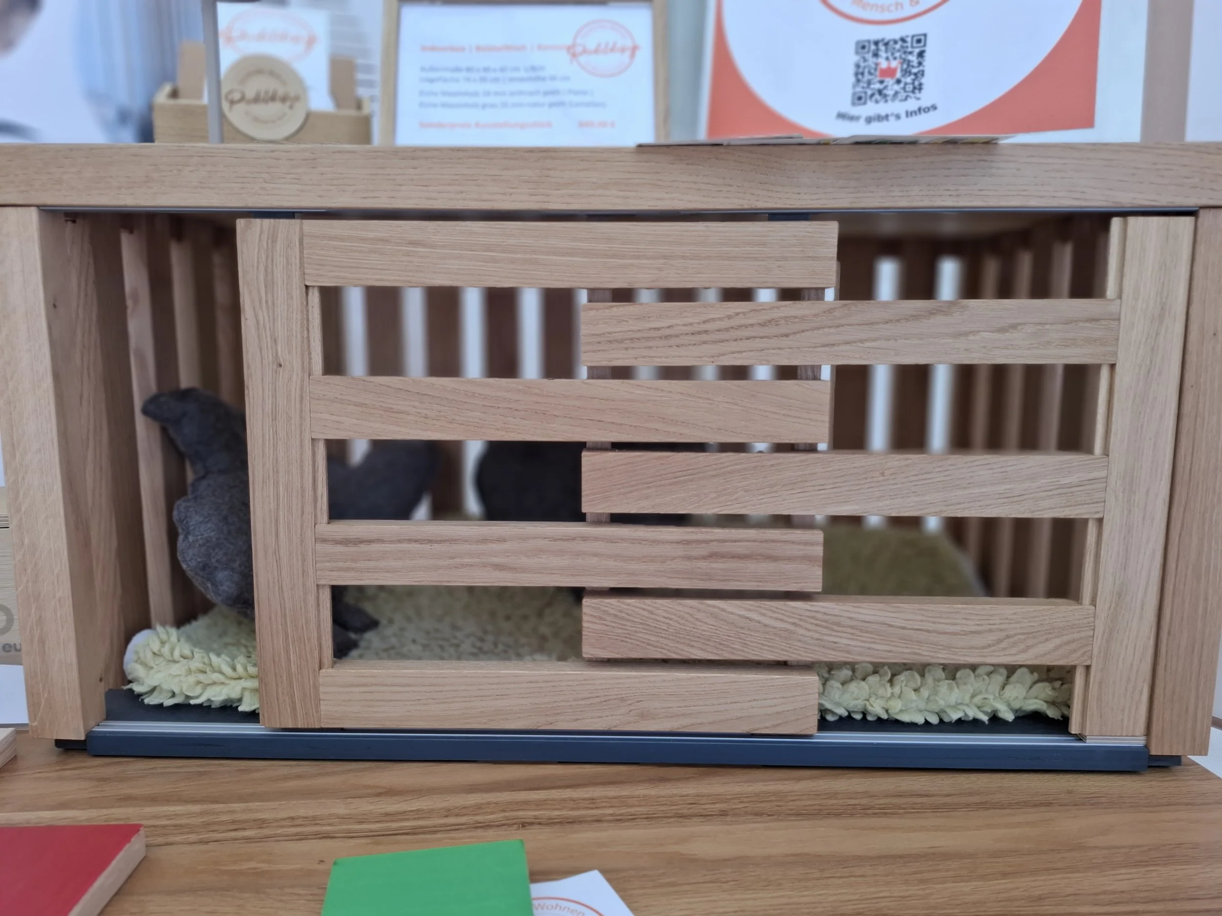 Indoorbox | Sitzbank | Nachtkommode
Liegefläche 74 x 35 cm | Innenhöhe 37 cm
Außenmaße 80 x 40 x 40 cm L/H/T
Platte oben Eiche Massivholz Anthrazit geölt
Seitenlamellen 25 mm Eiche massiv geölt
Schiebetürfront 19 mm Eiche massiv geölt
Schiebetüre lin