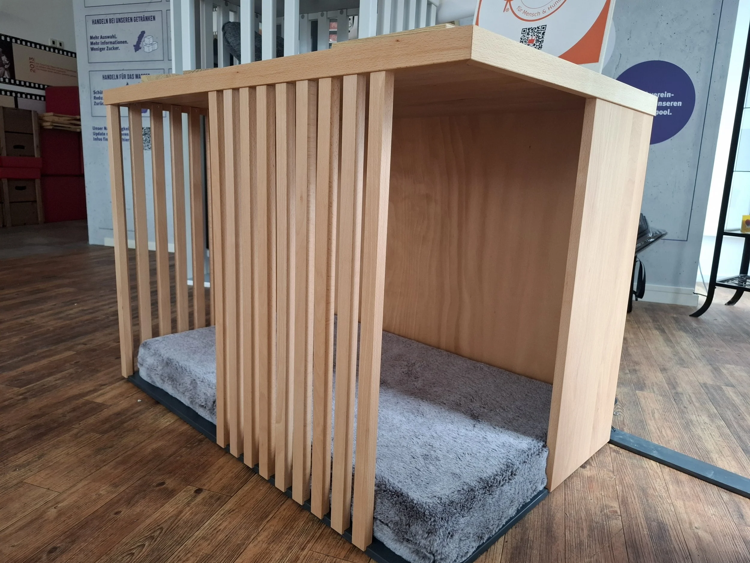 Indoorbox | Sideboard
Liegefläche 110 x 66 cm | Innenhöhe 76 cm
Außenmaße 115 x 80 x 70 cm L/H/T
Buche Massivholz natur geölt 
Listenpreis  1198,00 €

Sonderpreis Ausstellungsstück 1049,00 €