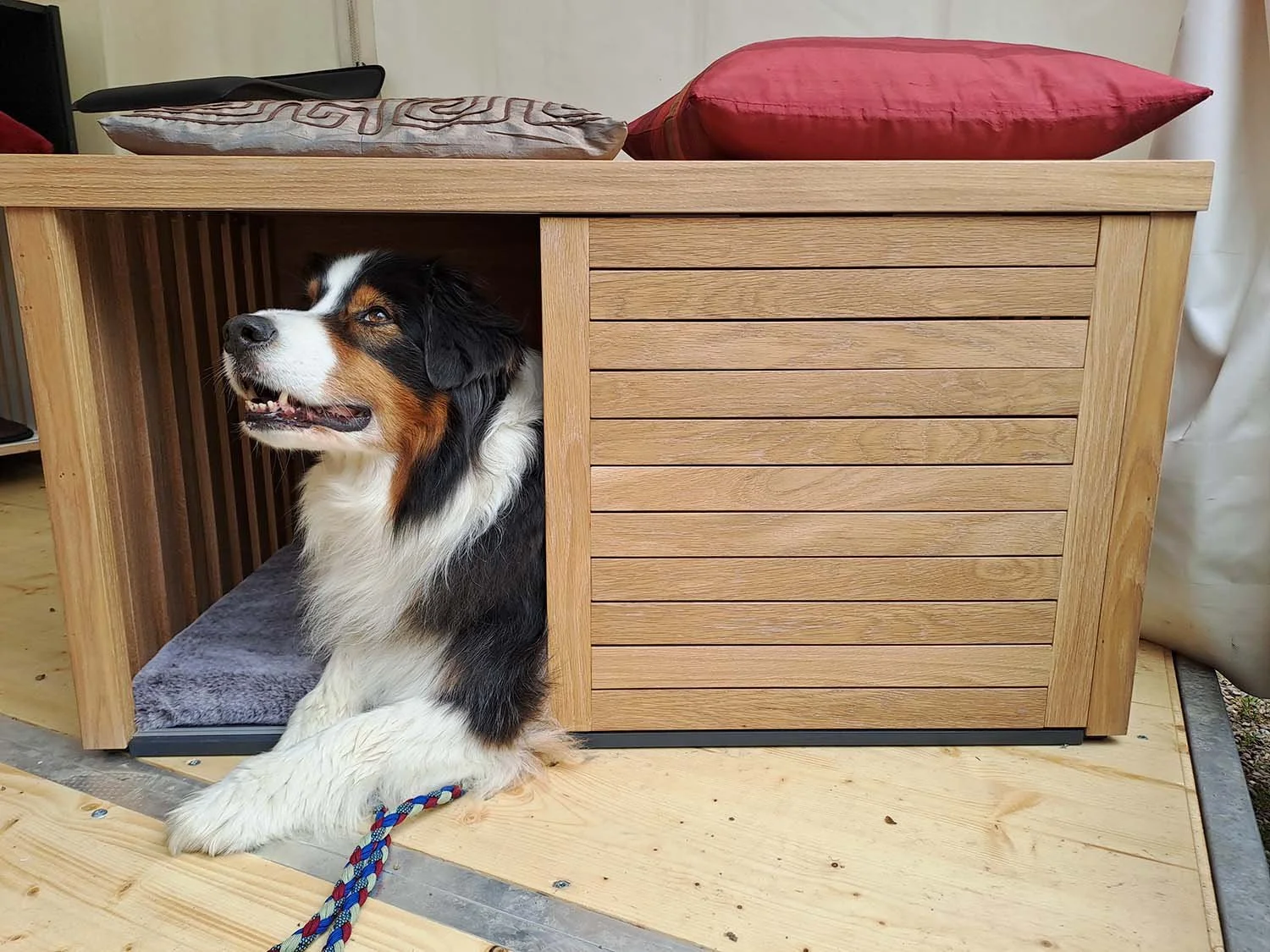 Indoorbox | Sitzbank
Liegefläche 50 x 77 cm
Außenmaße 82 x 52 x 54 cm L/H/T
Eiche Massivholz astig, weiß geölt
Listenpreis 1.149,00 €
Sonderpreis Ausstellungsstück 990,00 €