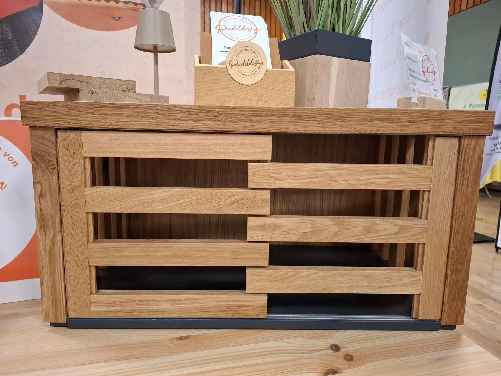 Indoorbox | Sitzbank | Konsole
Liegefläche 63 x 35 cm
Außenmaße 68 x 35 x 39 cm L/H/T
Eiche Massivholz mit Ästen, natur geölt
Listenpreis 949,00 €
Sonderpreis Ausstellungsstück 699,00 €