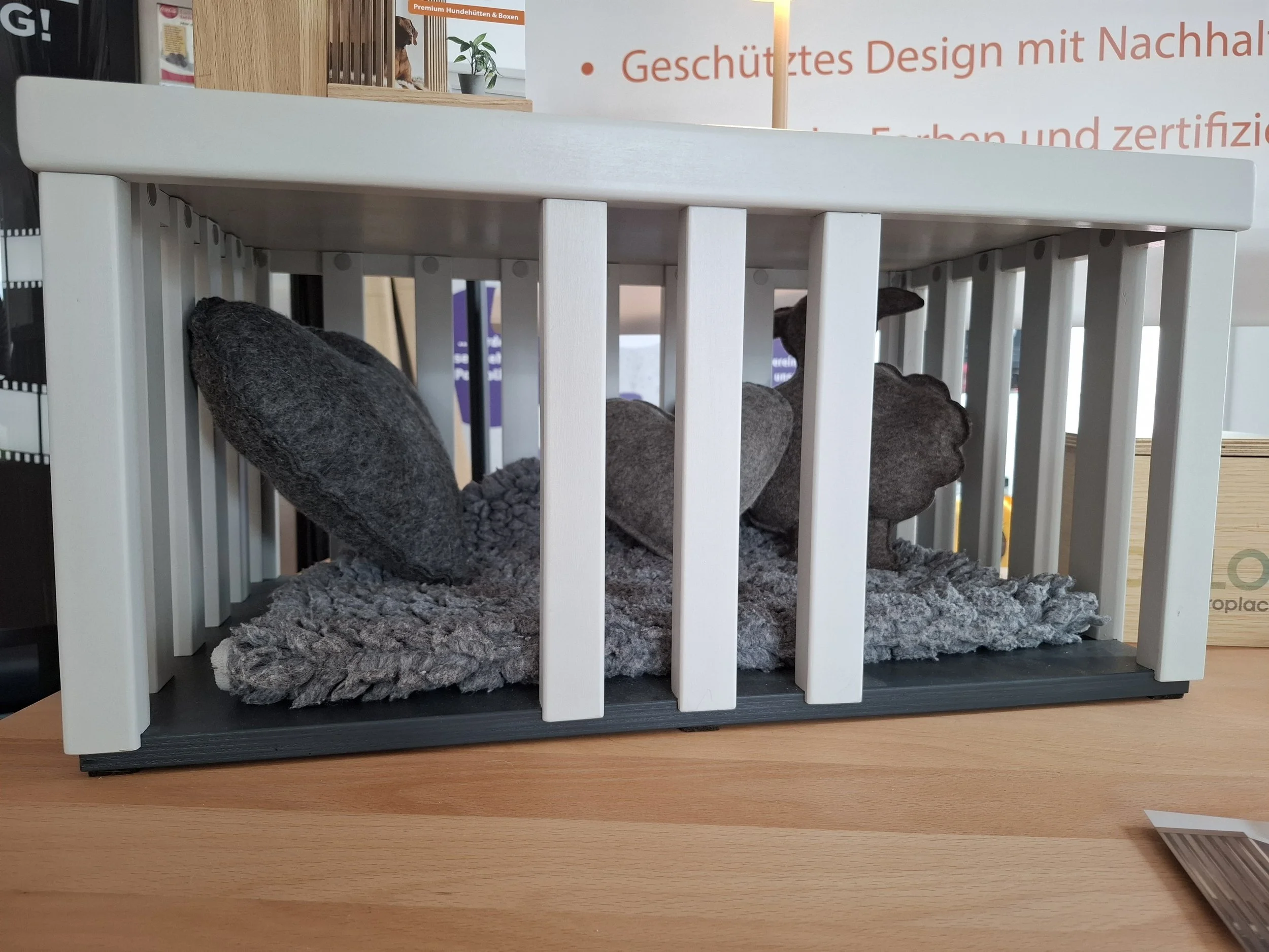 Indoorbox | Couchtisch | Konsole für Minis
Liegefläche 54 x 31 cm | Innenhöhe 27 cm
Außenmaße 60 x 30 x 37 cm L/H/T
Erle Massivholz in RAL 7035 Lichtgrau,
Bodenplatte RAL 7016 Anthrazit
Listenpreis  299,00 €

Sonderpreis Ausstellungsstück 239,00 €