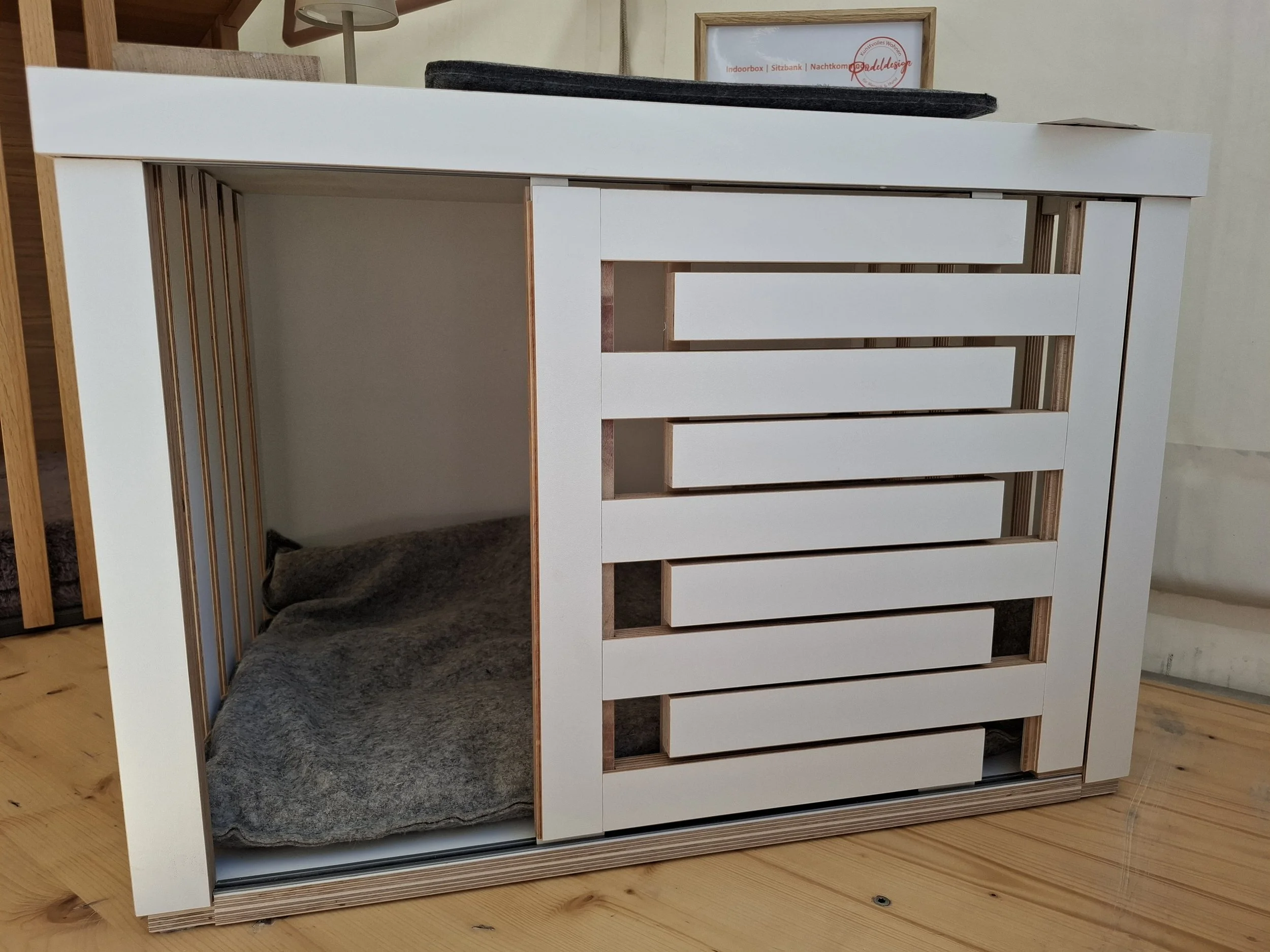 Indoorbox | Sitzbank
Liegefläche 63 x 40 cm | Innenhöhe 43 cm
Außenmaße 68 x 47 x 45 cm L/H/T
Birke Multiplex weiß beschichtet
Schiebetüre links schließend | Eingang links

Sonderpreis Ausstellungsstück 499,00 €