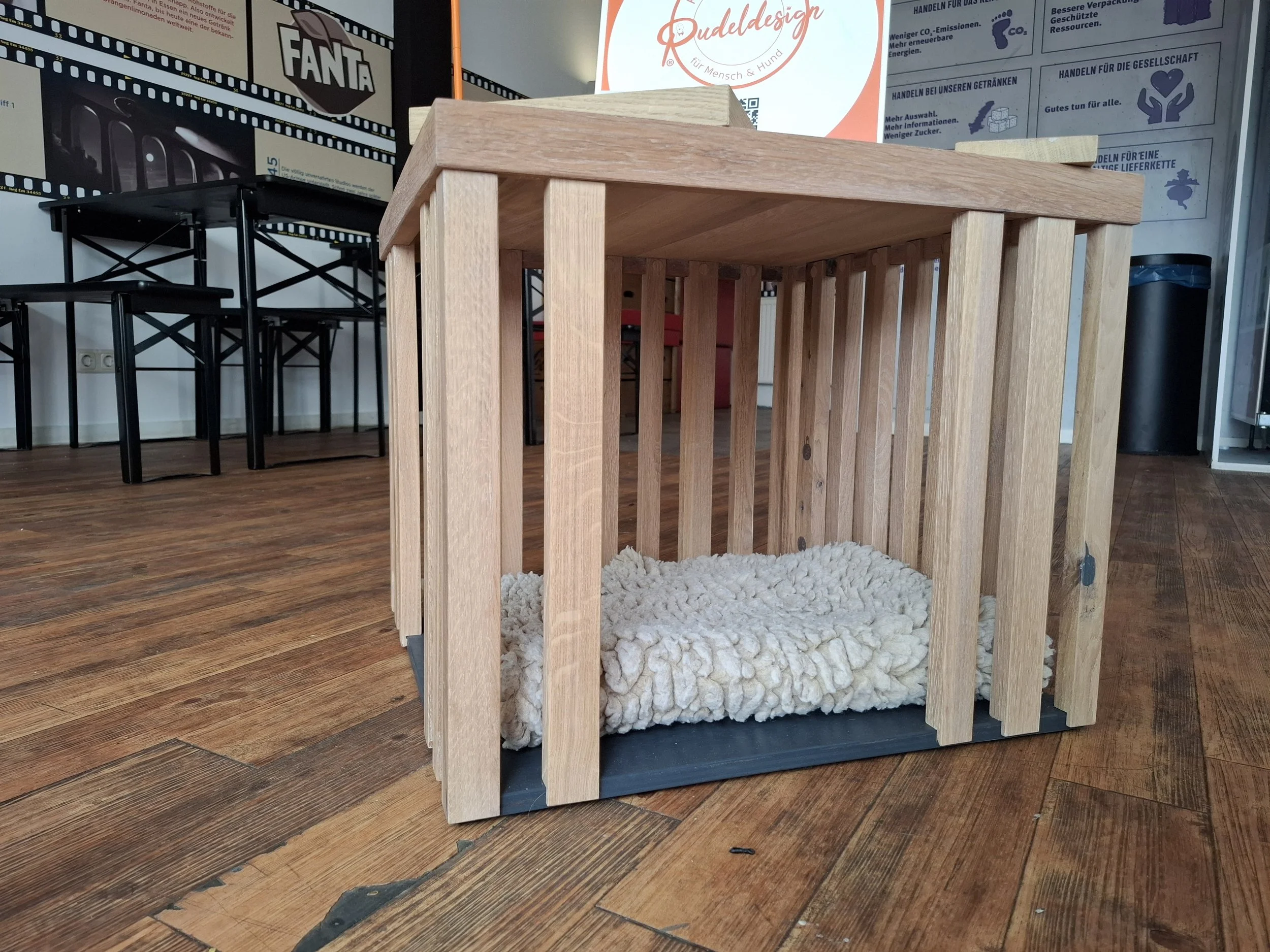 Indoorbox | Couchtisch
Liegefläche 50 x 50 cm | Innenhöhe 42 cm
Außenmaße 55 x 46 x 55 cm L/H/T
Eiche Massivholz | Altholz gespachtelt & mit Ästen; Oberflächen weiß geölt 
Listenpreis   449,00 €

Sonderpreis Ausstellungsstück 345,00 €