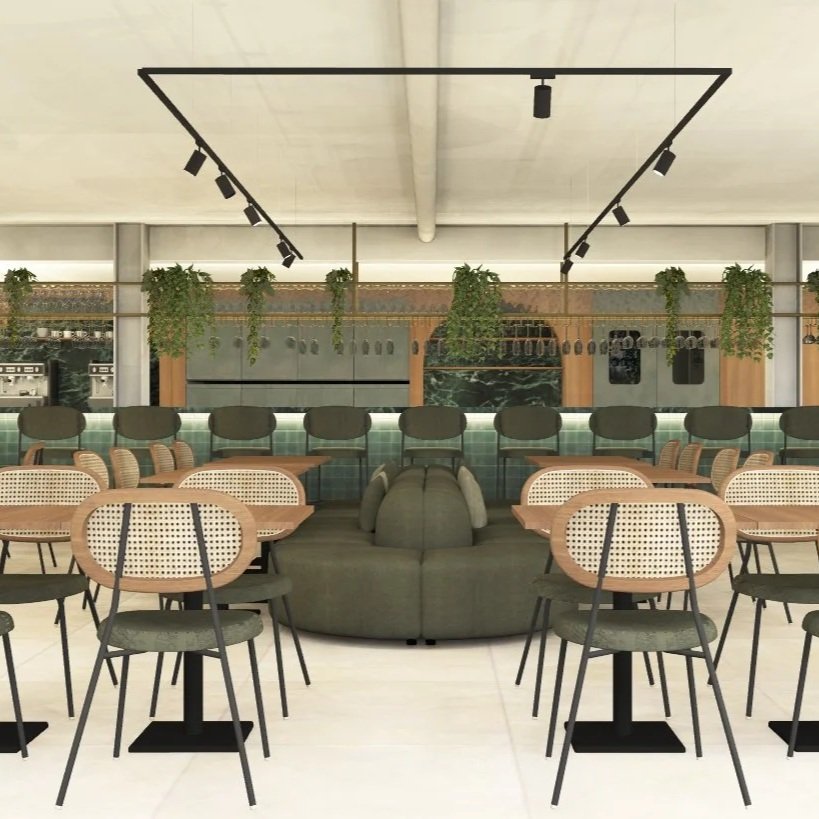 Interieur van een moderne brasserie met houten tafels en stoelen, groene planten, een bar achterin met glazen en wijnflessen, en opvallende zwarte plafondarmaturen.