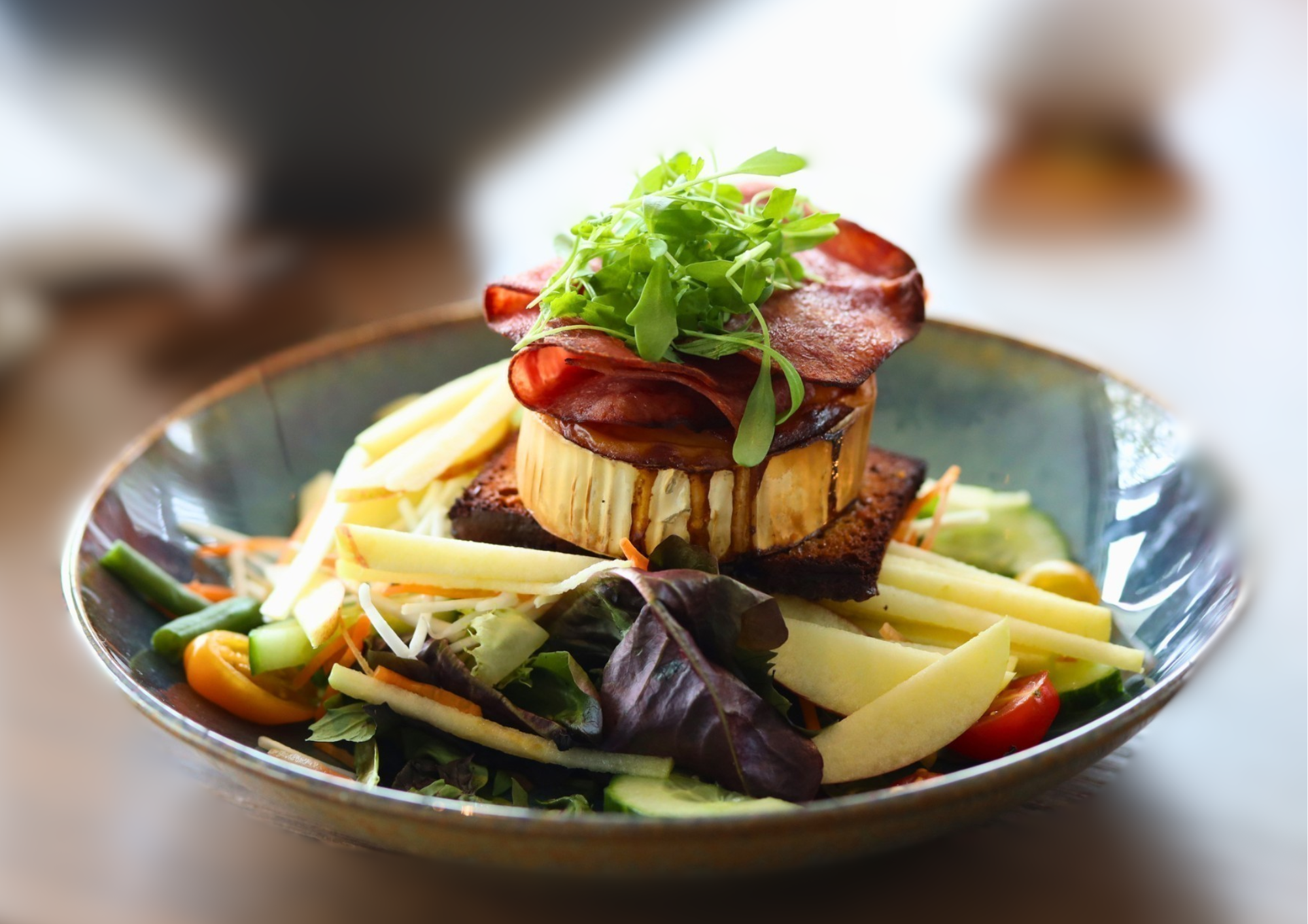 Salade geitenkaas met spek en appel
