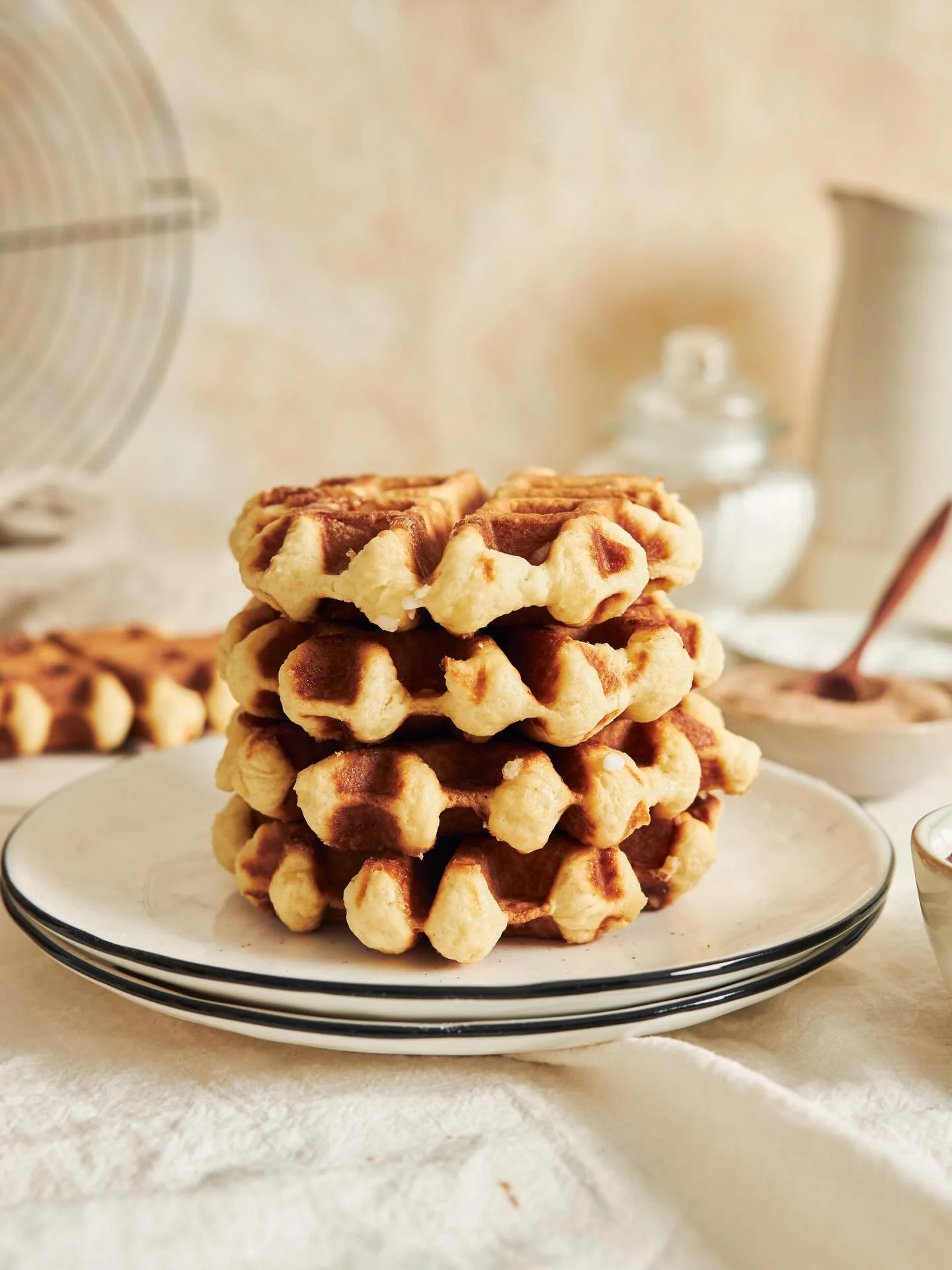 Aujourd&rsquo;hui, c&rsquo;est la journ&eacute;e mondiale de la gaufre 🧇✨

Et cette ann&eacute;e, plus d&rsquo;excuse pour rater son brunch! Texture moelleuse et dor&eacute;e, table dress&eacute;e, le genre de moment o&ugrave; on prend le temps. ☕


