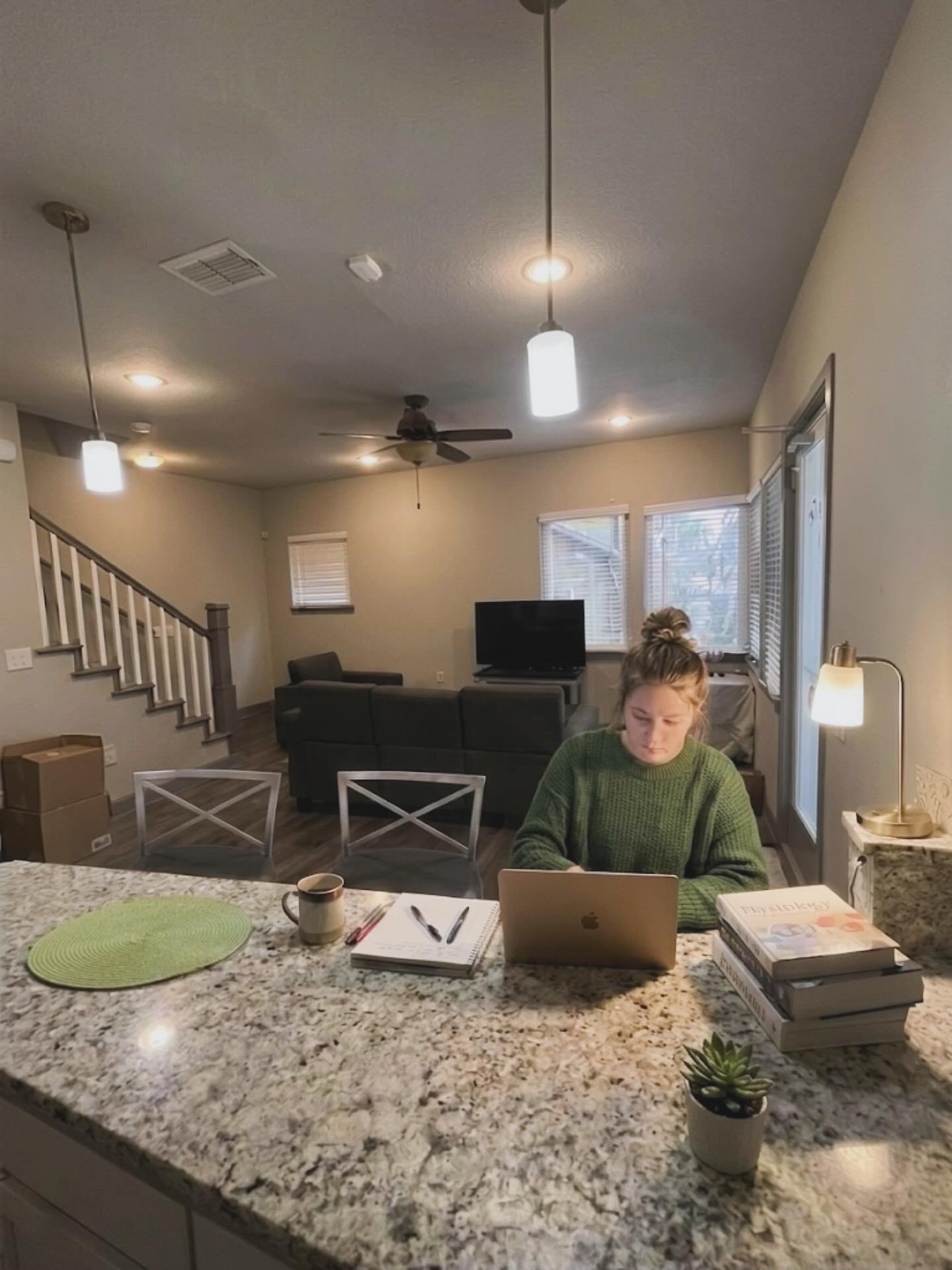 Finals week mode: finish strong, then lock in to what&rsquo;s next. Secure your lease at Lyons Corner and head into summer with one less thing to worry about!🐊☀️