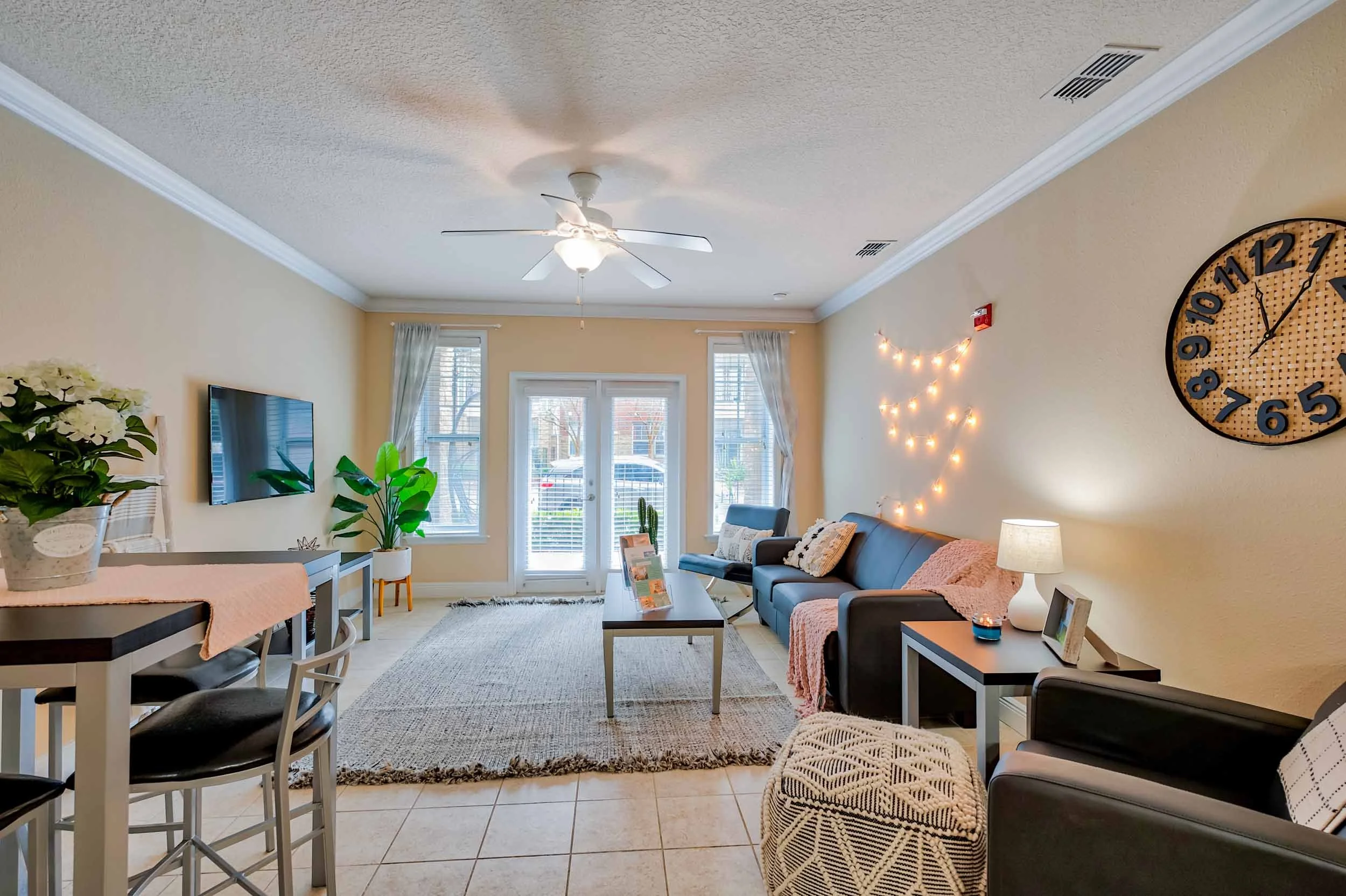 Lyons Corner | Off-Campus Apartments near UF | Living Room