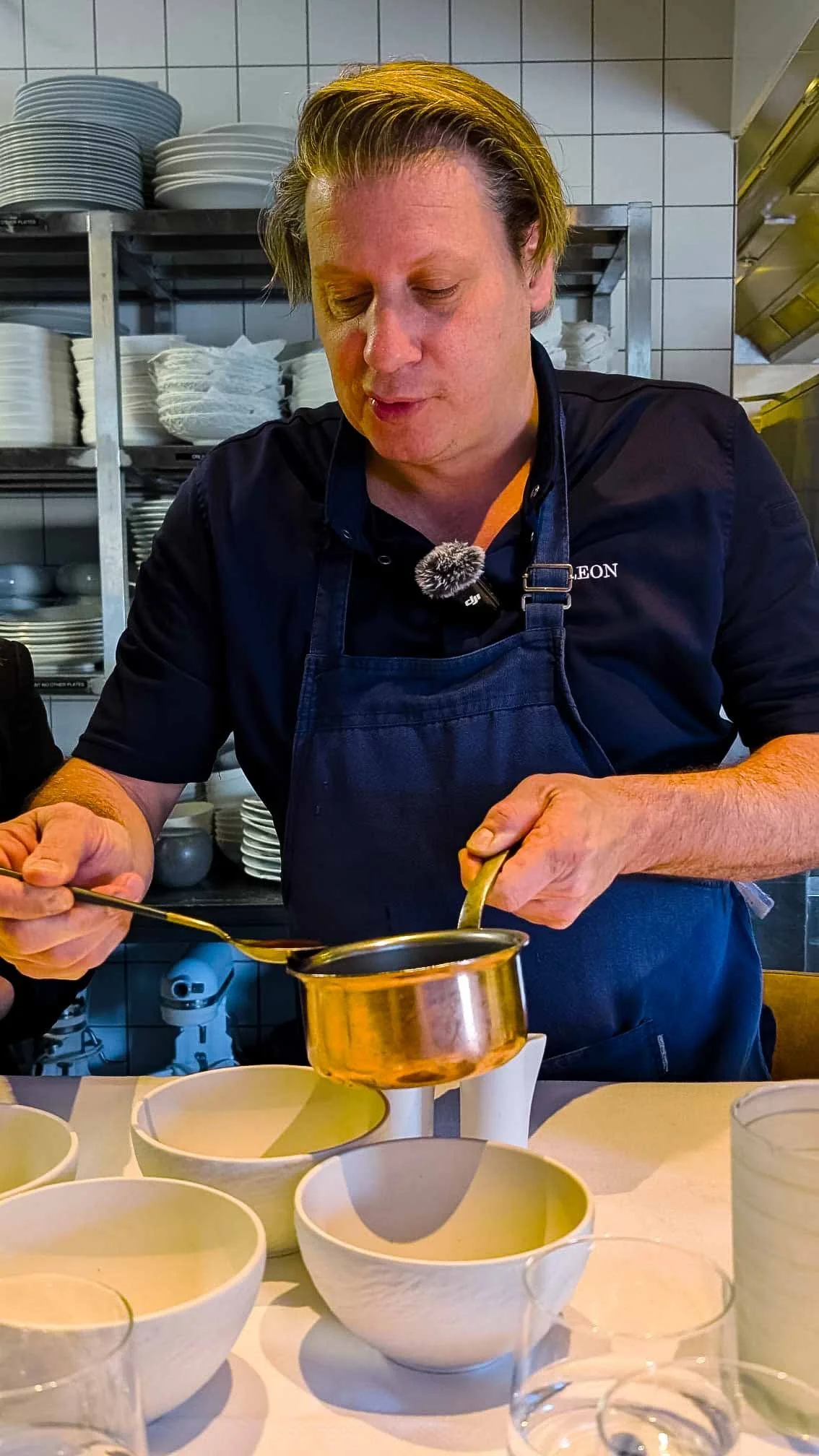 Saus plakt alle elementen aan elkaar