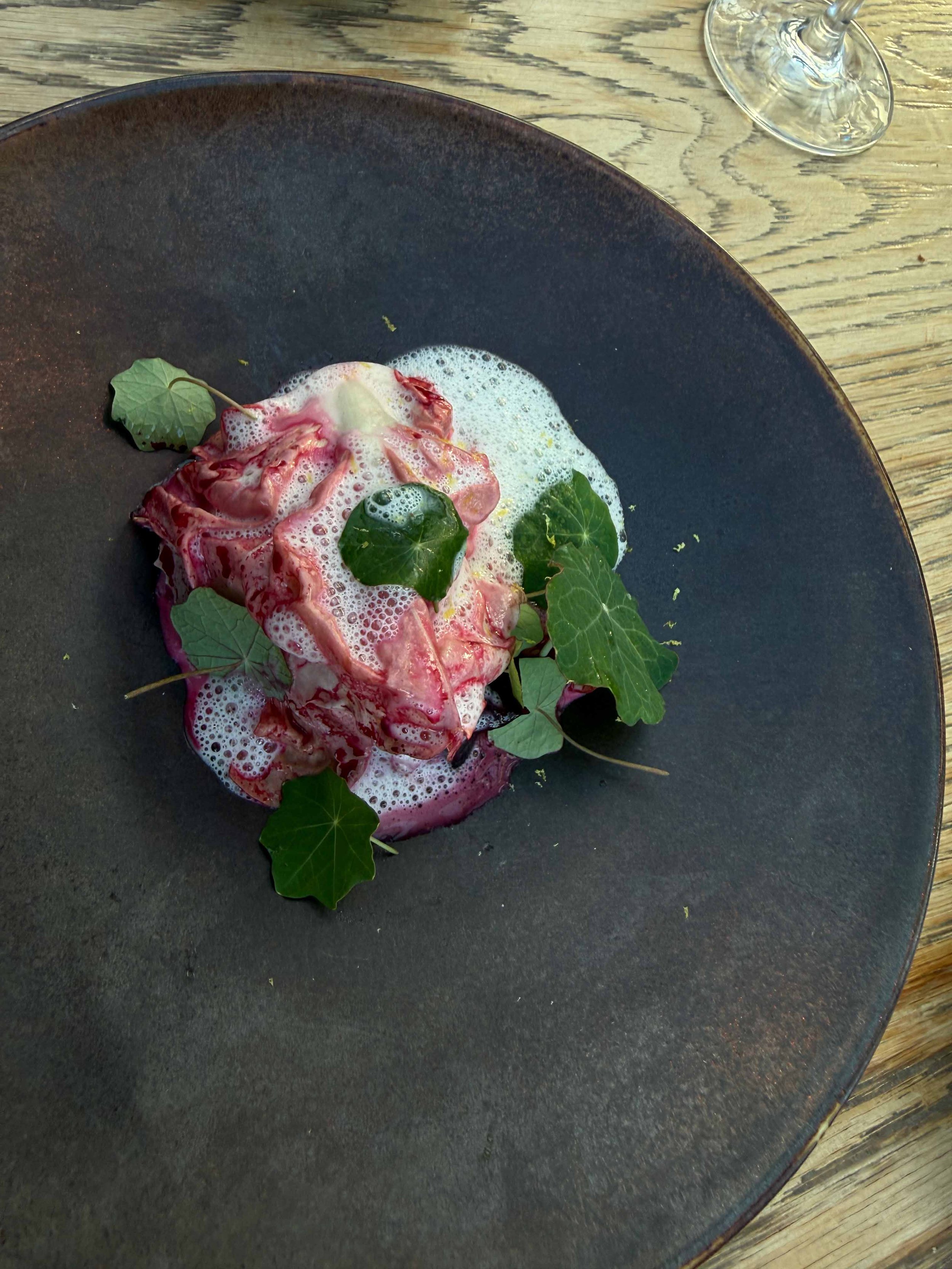 Rood gerecht met radicchio