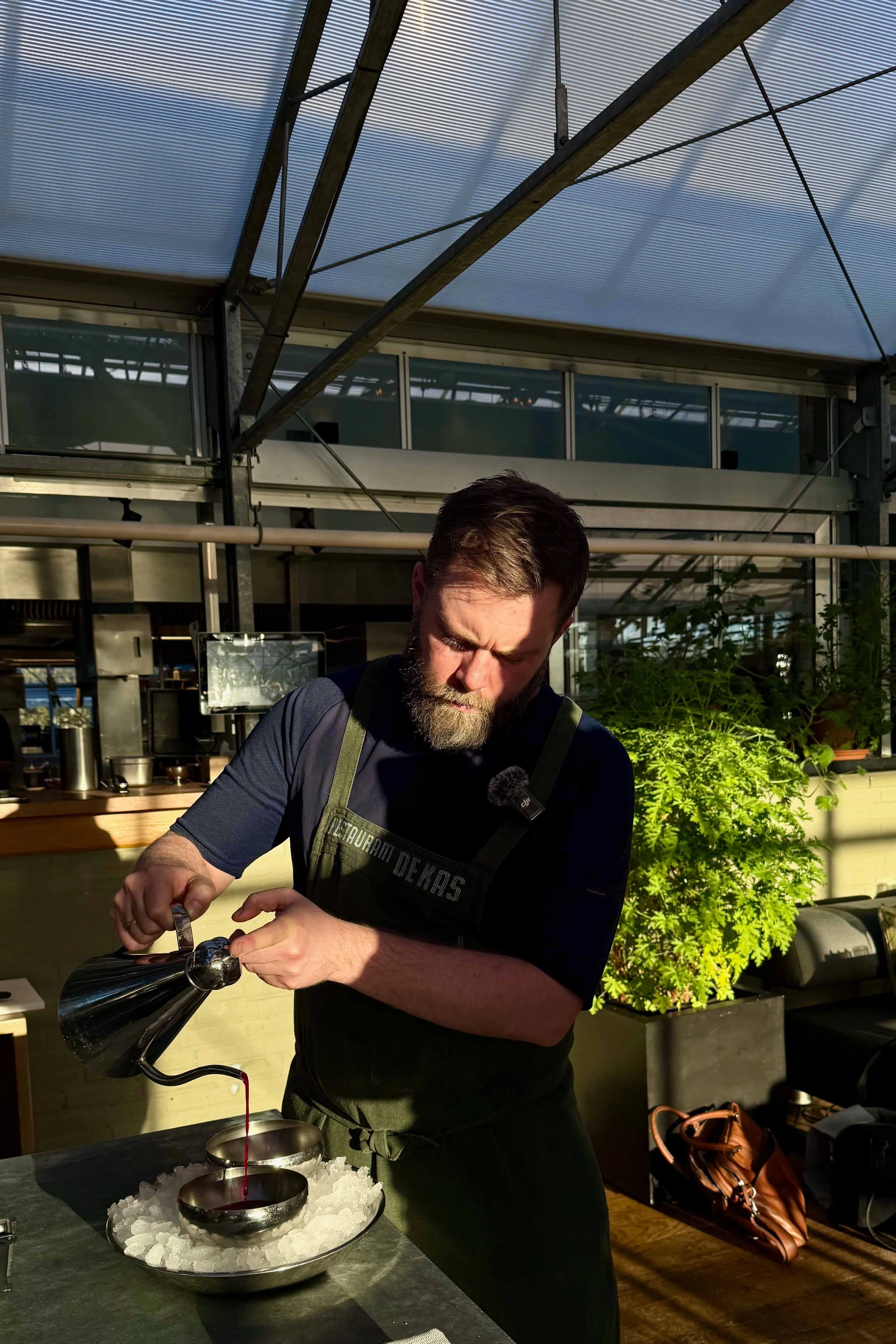 Jos serveert gazpacho