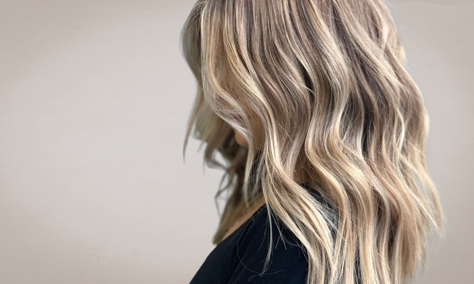 Wavy blonde hair and light highlights, Bobbi custom color.