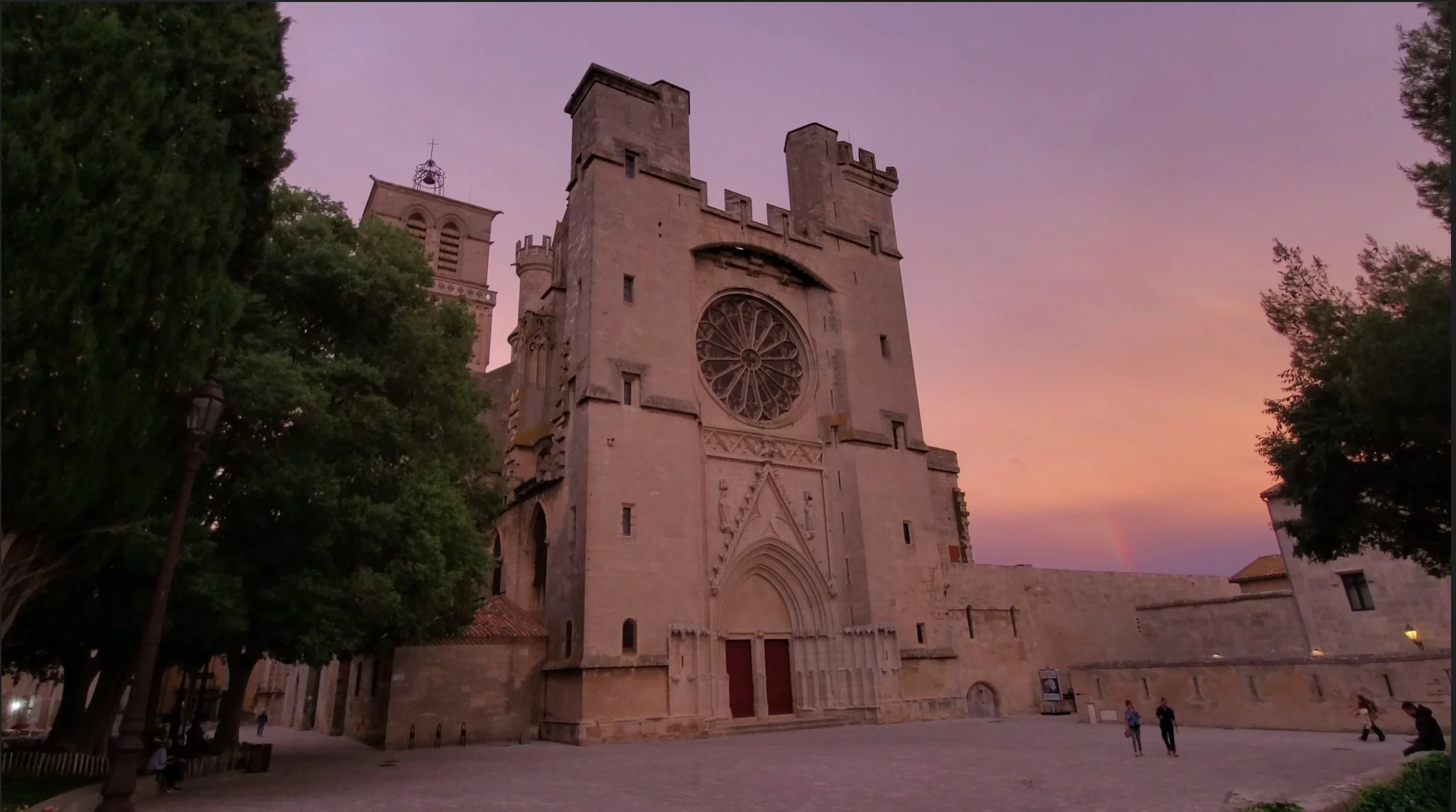 Cathédrale Saint-Nazaire in Béziers at sunset with pink and purple sky