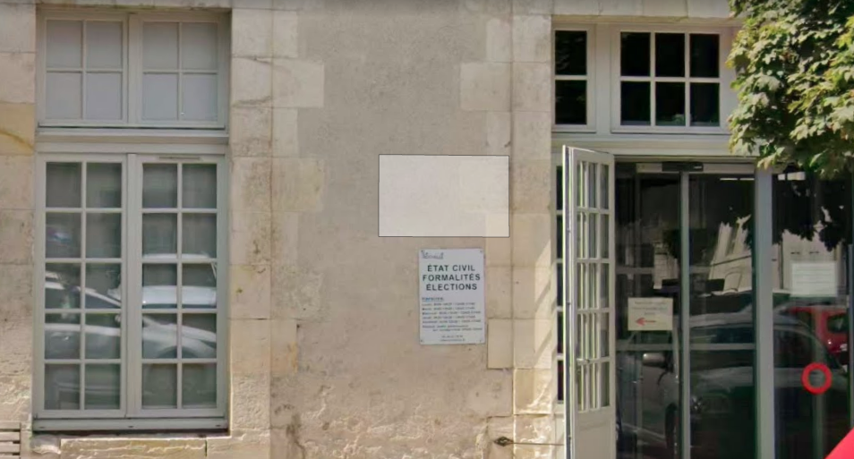 Panneau affiché sur un mur indiquant