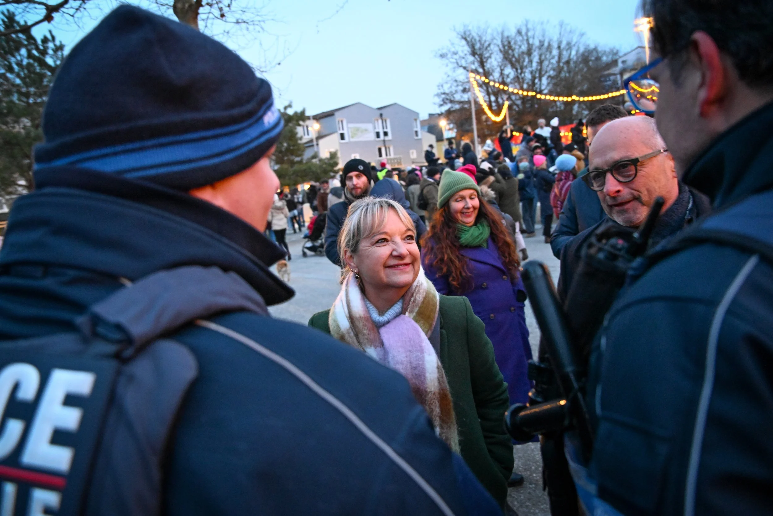 Maryline Simoné échangeant avec des policiers municipaux lors du bal du 1er janvier 2026 à La Rochelle