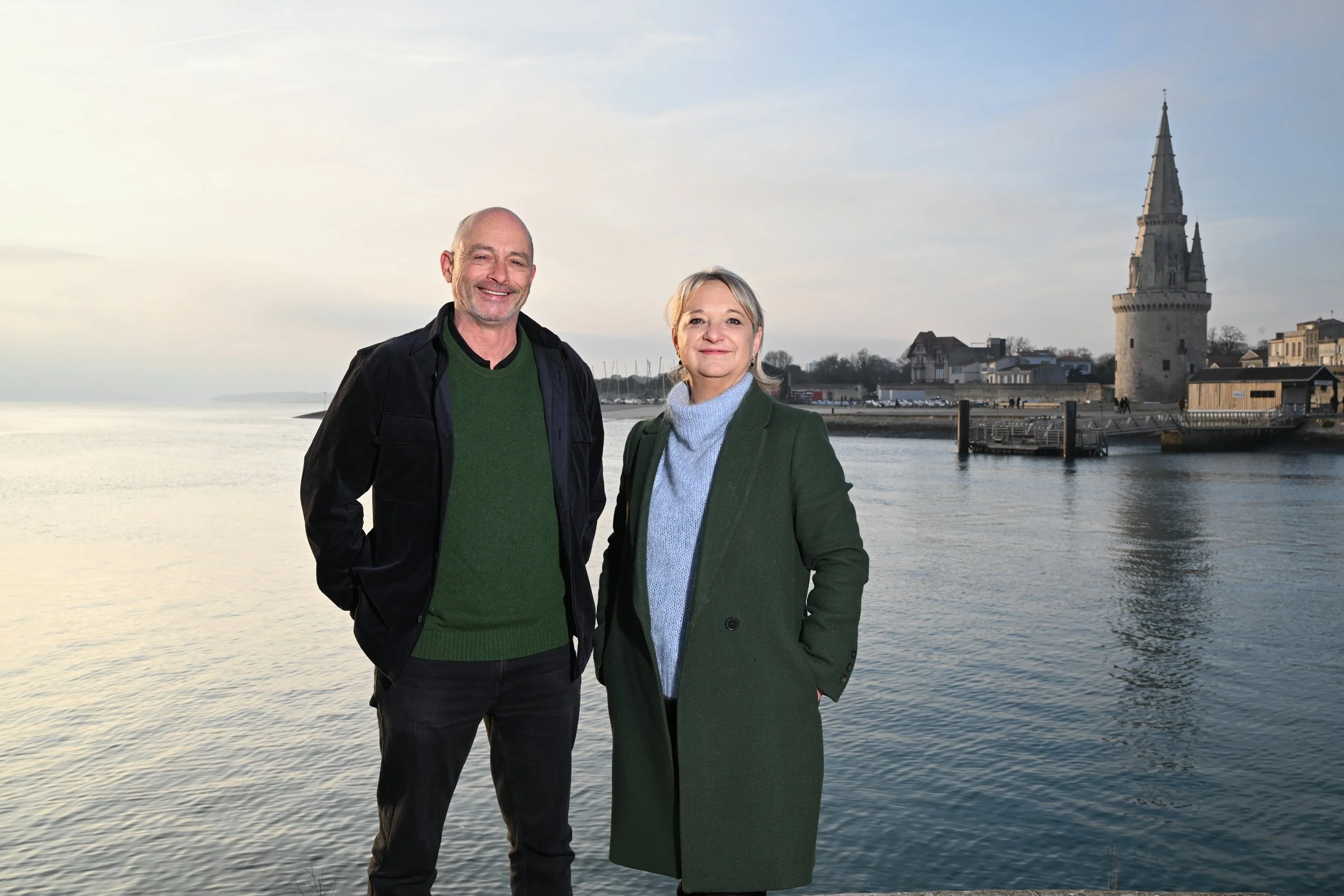 Maryline Simoné candidate à la Mairie de la Rochelle et son colistier pour la Communauté d'agglomération, Jean-Marc Soubeste dévant le port et la tour de la Lanterne à La Rochelle