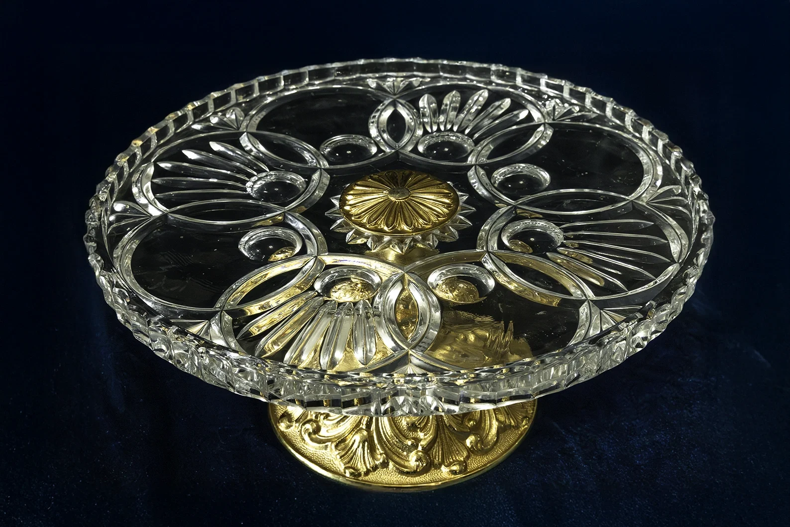 Turun kristallin jalallinen kakkulautanen JuhlaToppilan astiavuokrauksessa.