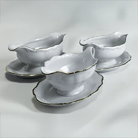 Valkoisia posliinisia ovaaleja kastikekulhoja JuhlaToppilan astiavuokrauksessa.