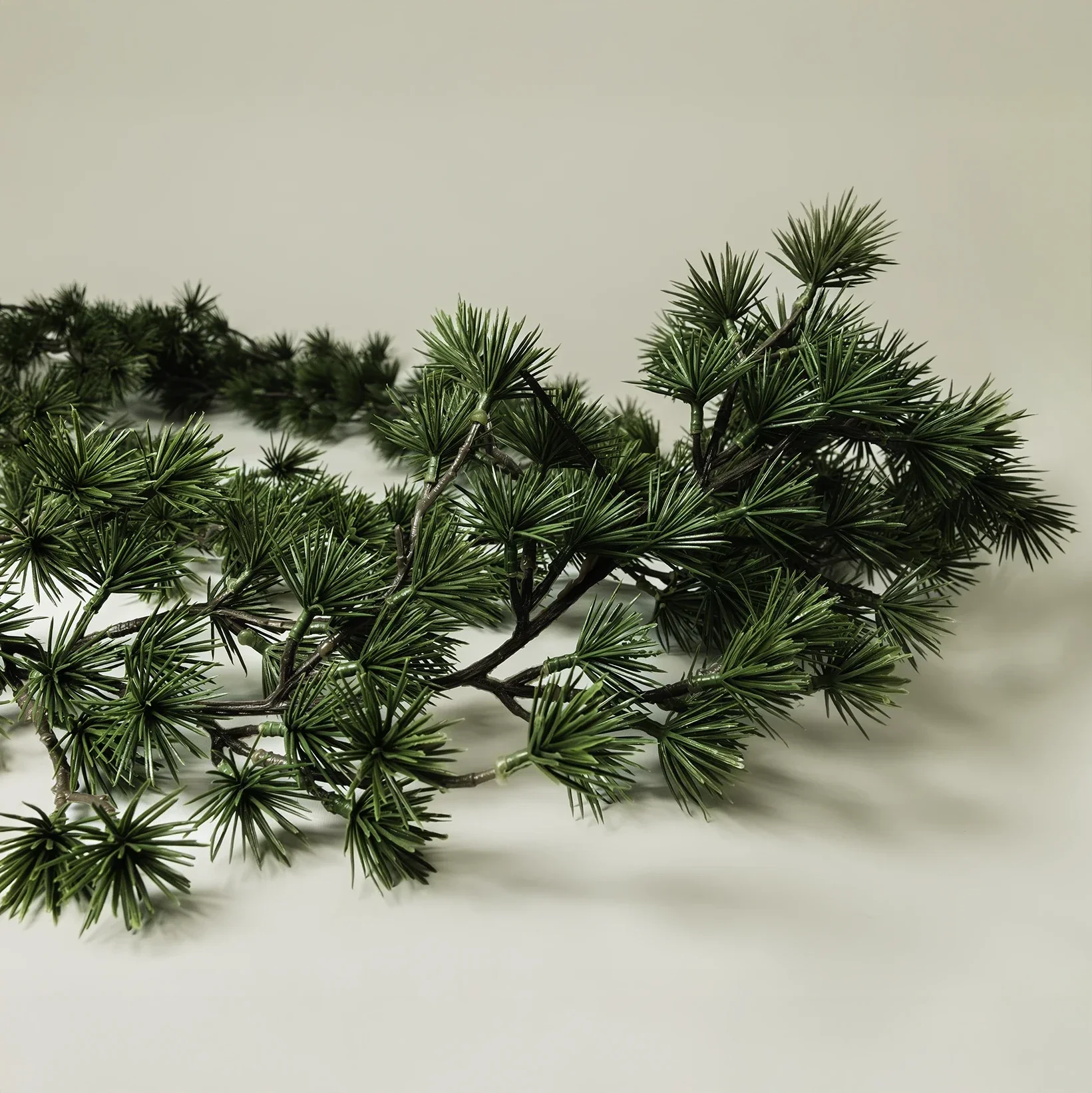 Vihreä neulasköynnös JuhlaToppilan somistevuokrauksessa.