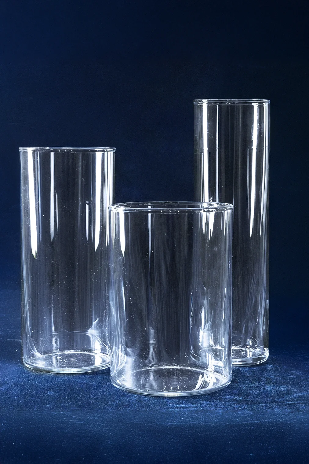 Lasista tehtyjä eri kokoisia maljakoita JuhlaToppilan somistevuokrauksessa.