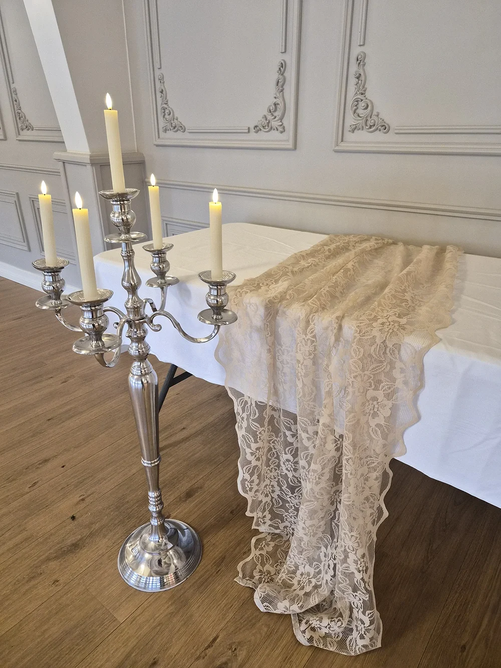 Beigen värinen pitsiliina