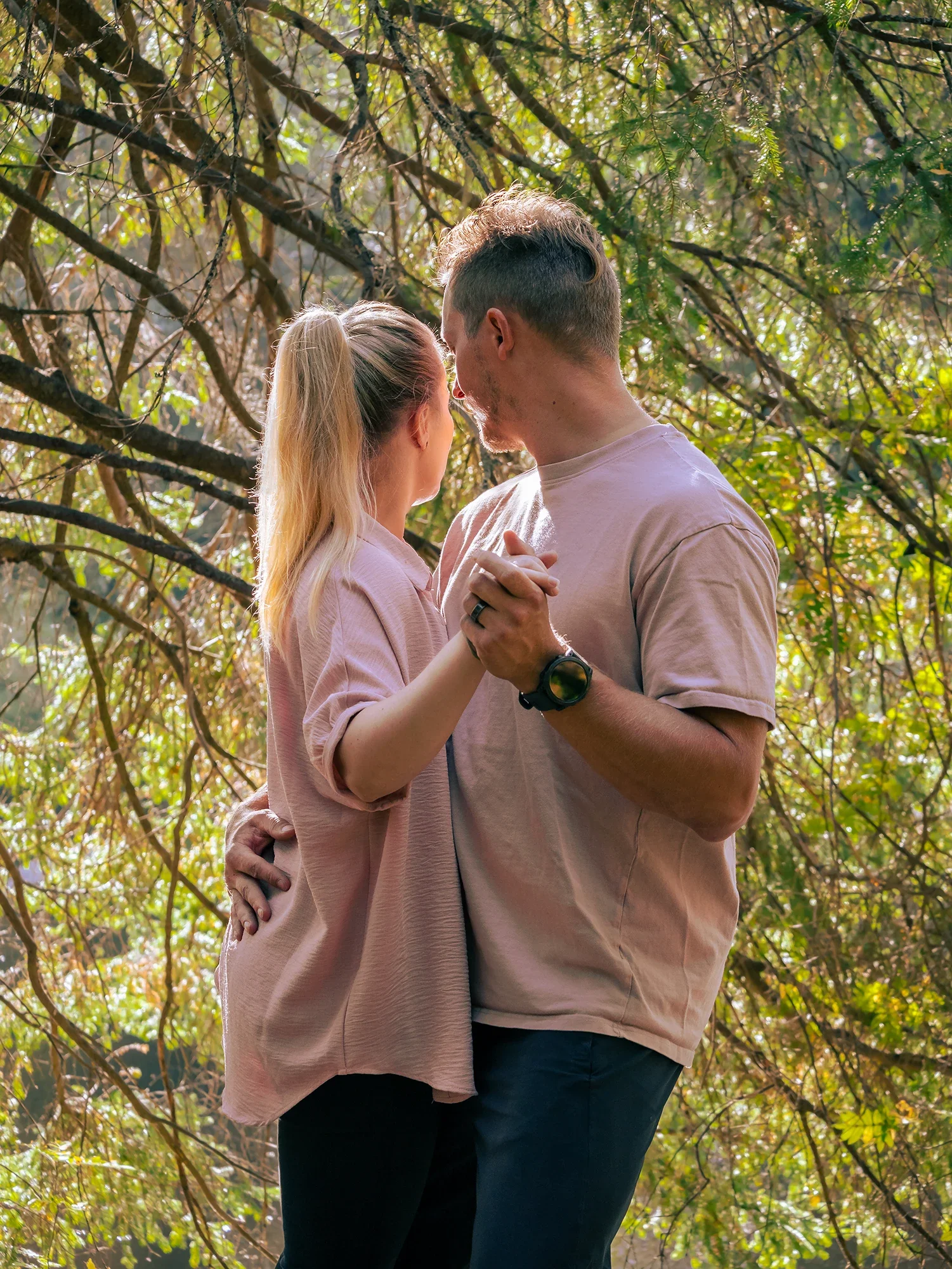 Pariskunta tanssiotteessa potrettivalokuvassa