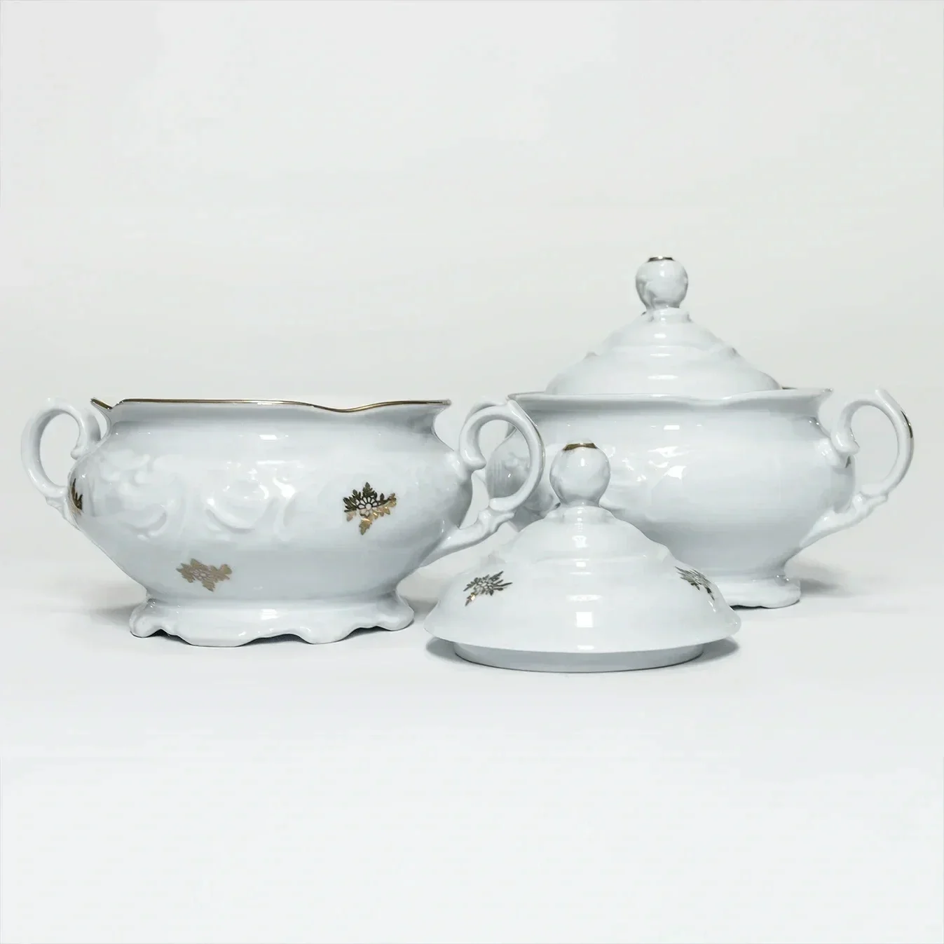 Valkoisia posliinisia sokerikkoja JuhlaToppilan vuokrattavissa astioissa.