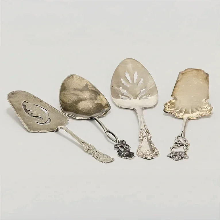 Italialaiset hopeoidut kakkulapiot JuhlaToppilan vuokrattavissa tuotteissa