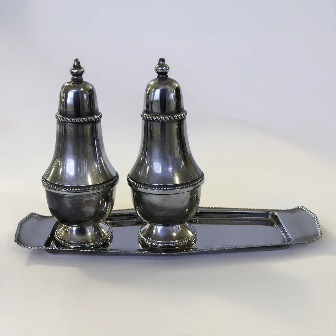 Hopeoidut sirottimet JuhlaToppilan astiavuokrauksessa