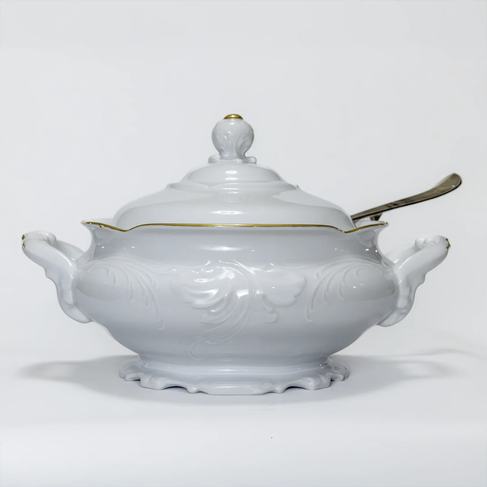 Valkoinen posliininen keittokulho JuhlaToppilan vuokrattavissa astioissa.