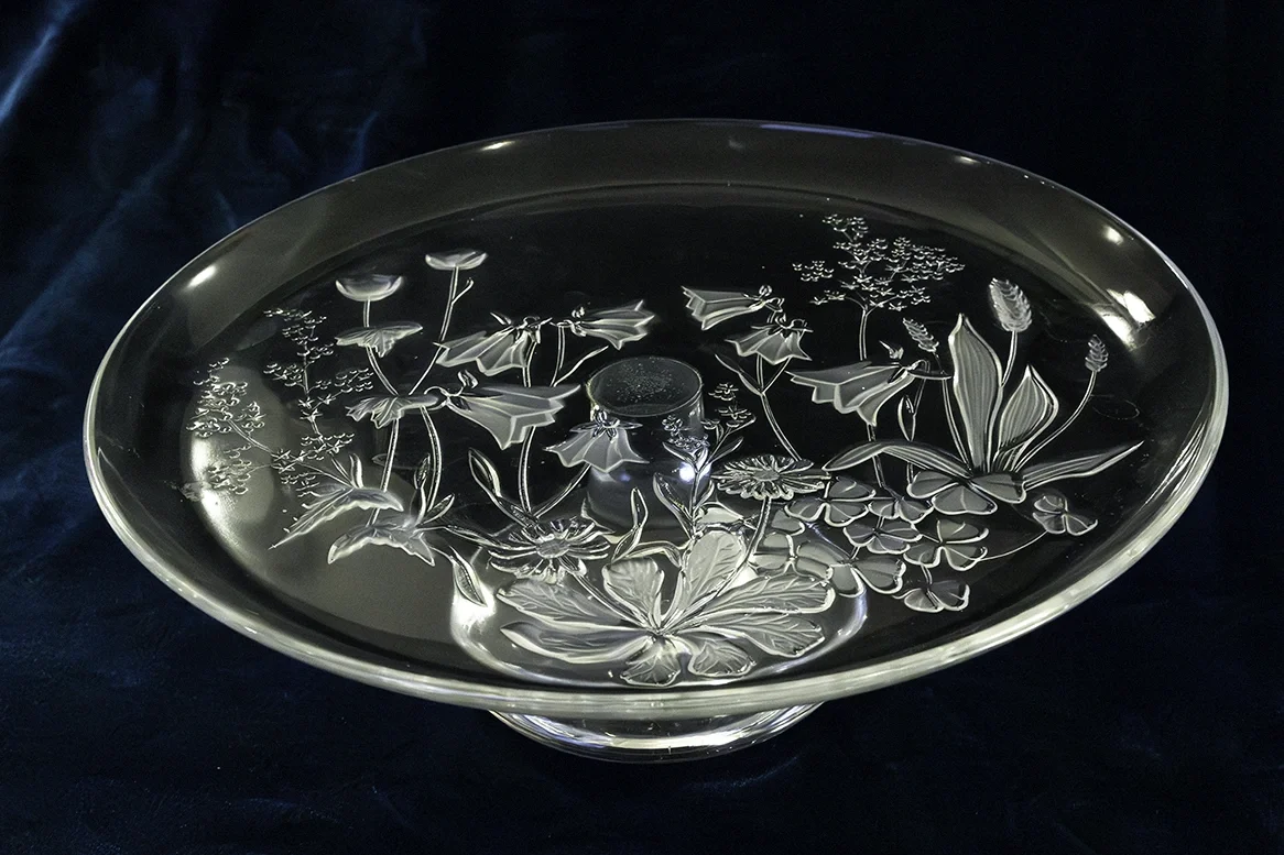 Lasinen jalallinen kakkulautanen JuhlaToppilan astiavuokrauksessa.