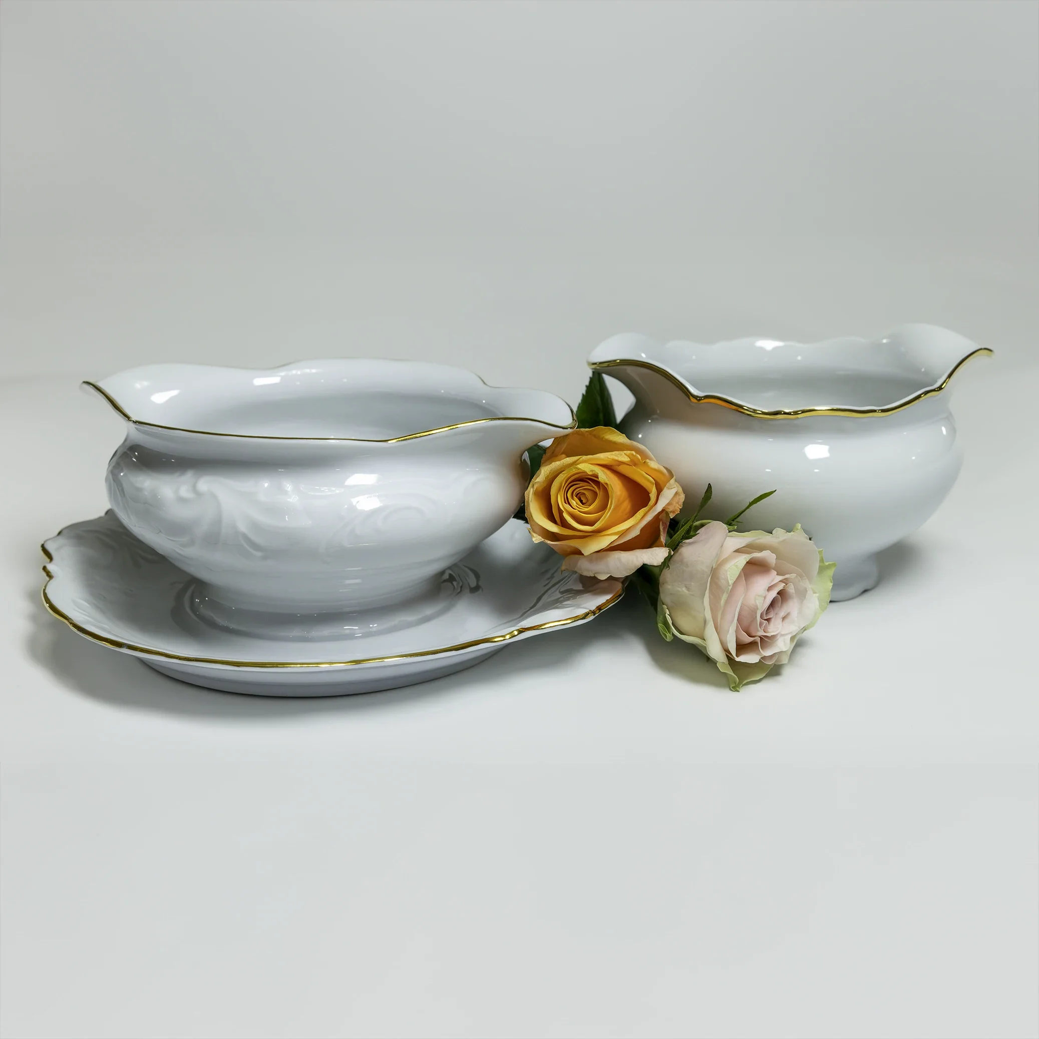 Valkoisia posliinisia pyöreitä kastikekulhoja JuhlaToppilan astiavuokrauksessa.