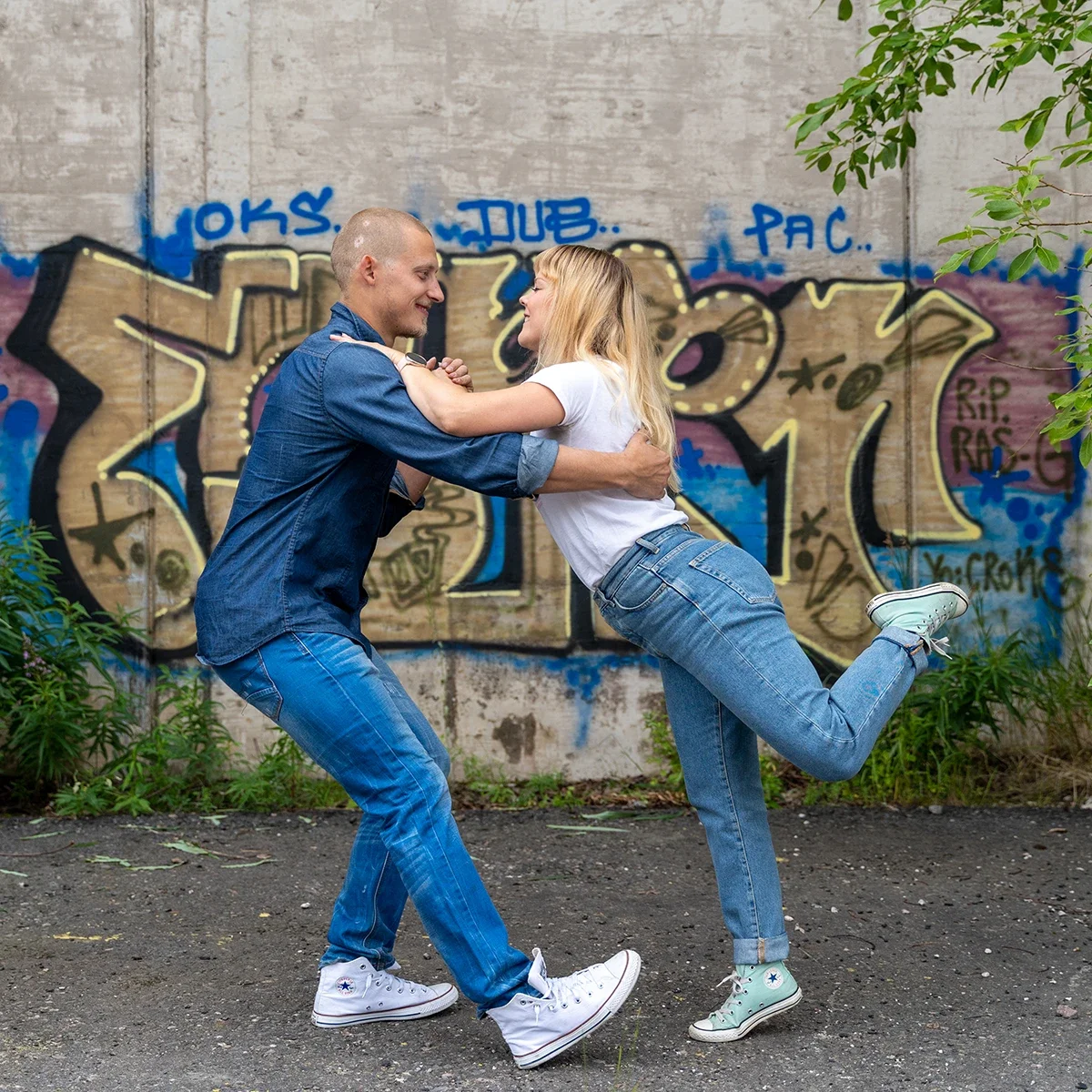 Pariskunta yksityistanssitunnilla Oulussa.