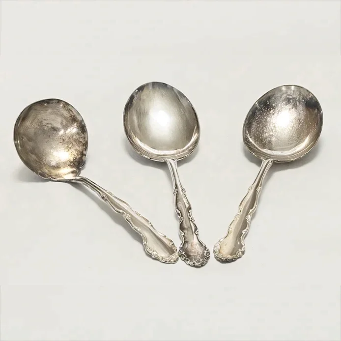 Italialaisia hopeoituja tarjoilulusikoita JuhlaToppilan vuokrattavissa tuotteissa