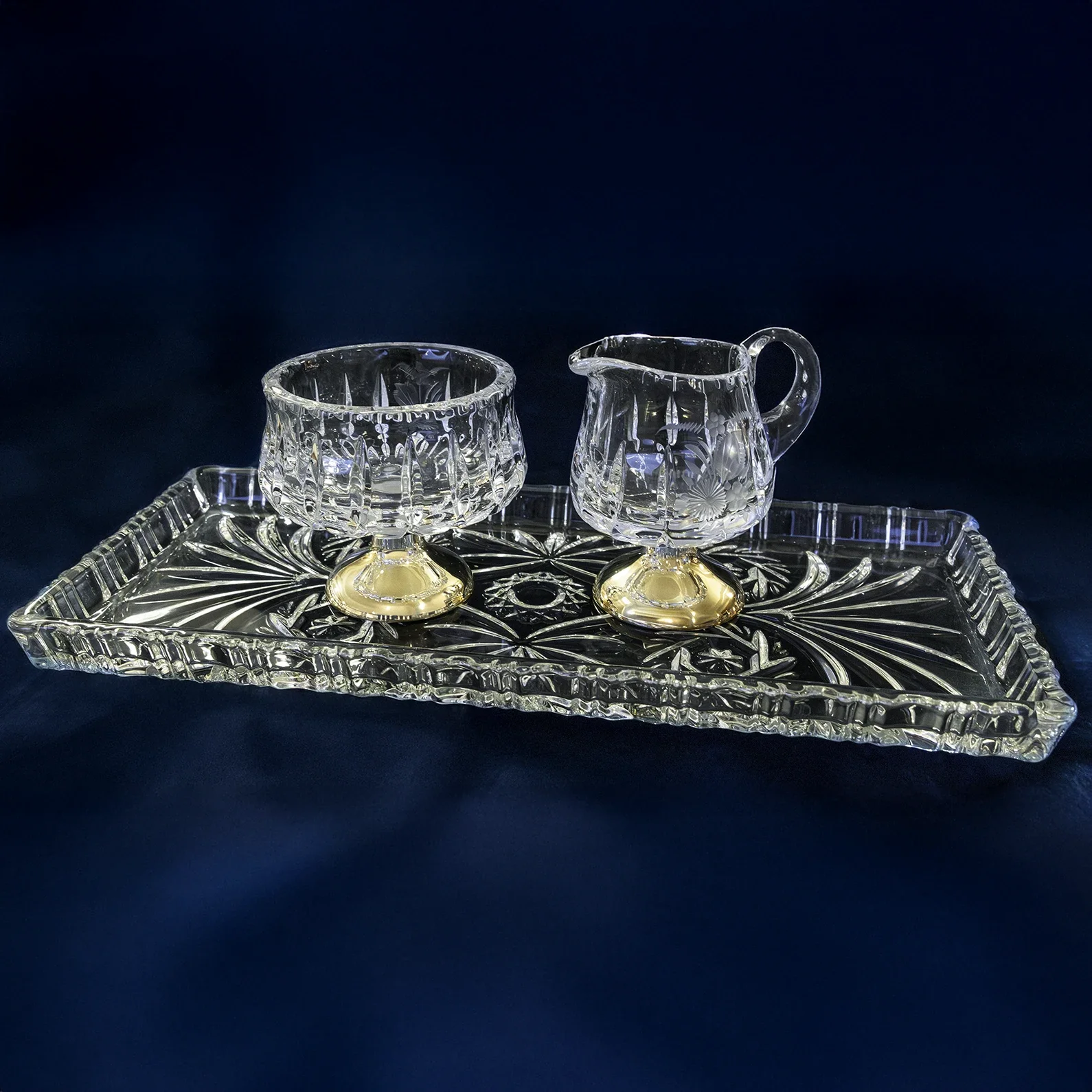 Kristallitarjotin JuhlaToppilan astiavuokrauksessa.