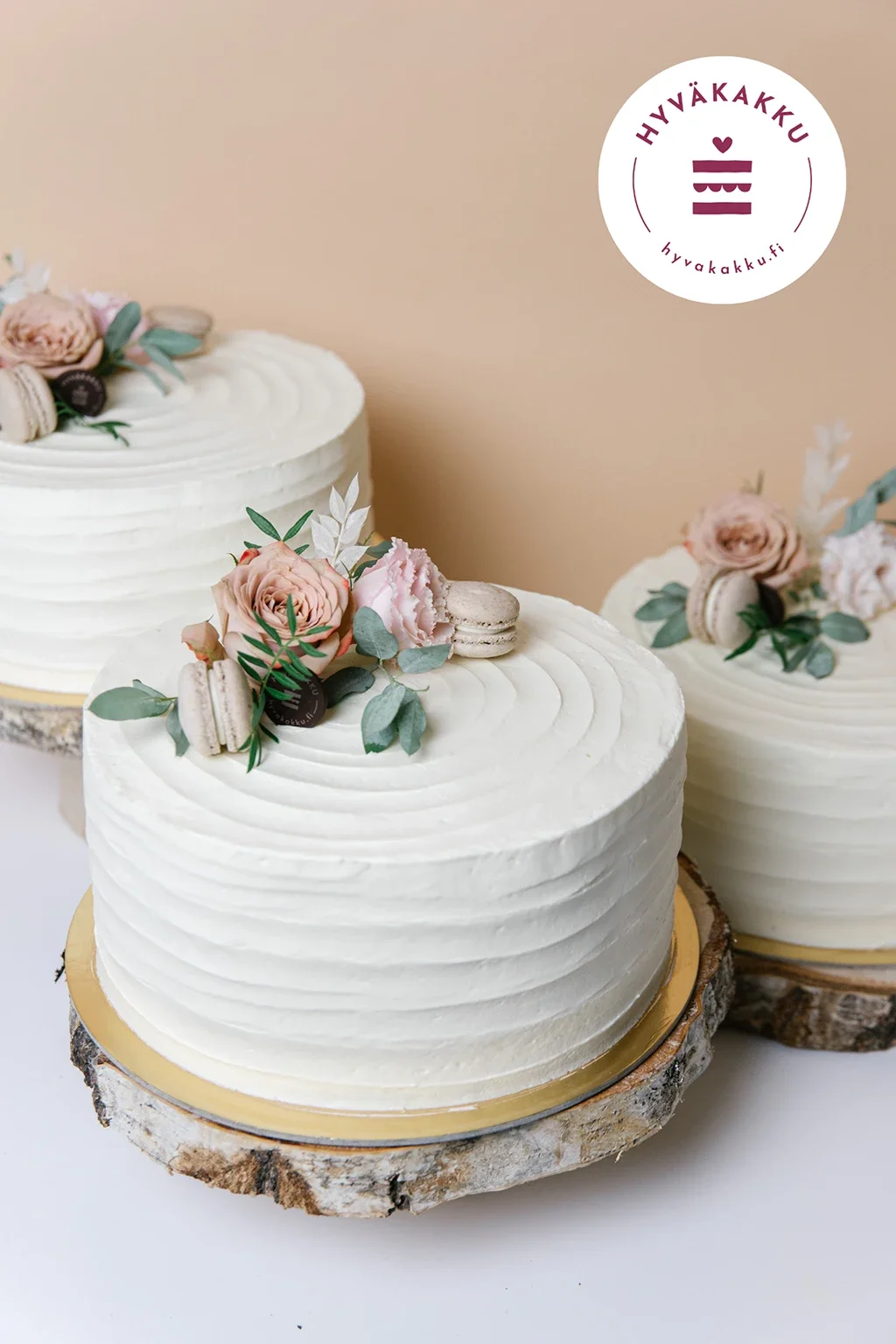 Valkoisia hääkakkuja Oulussa