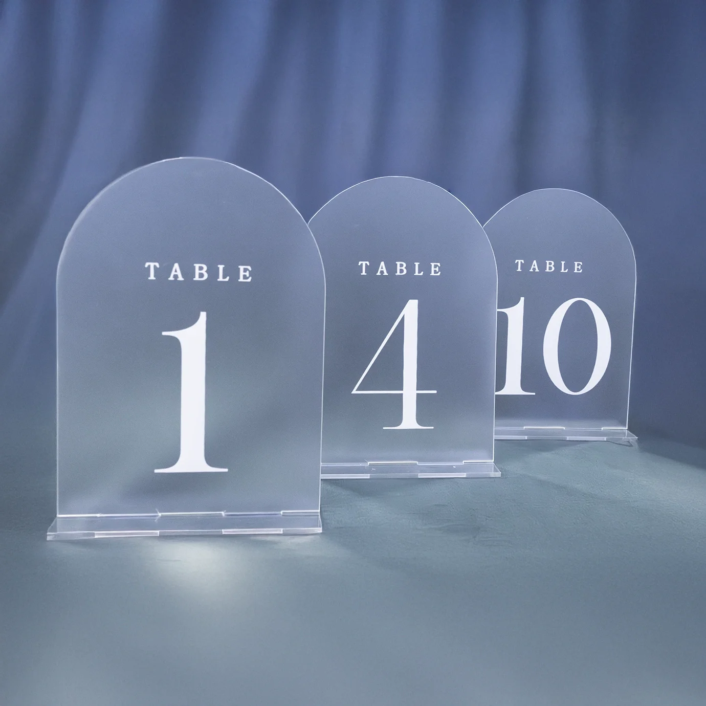 Muovista valmistetut, hieman läpinäkyvät pöytänumerot JuhlaToppilan astiavuokrauksessa.