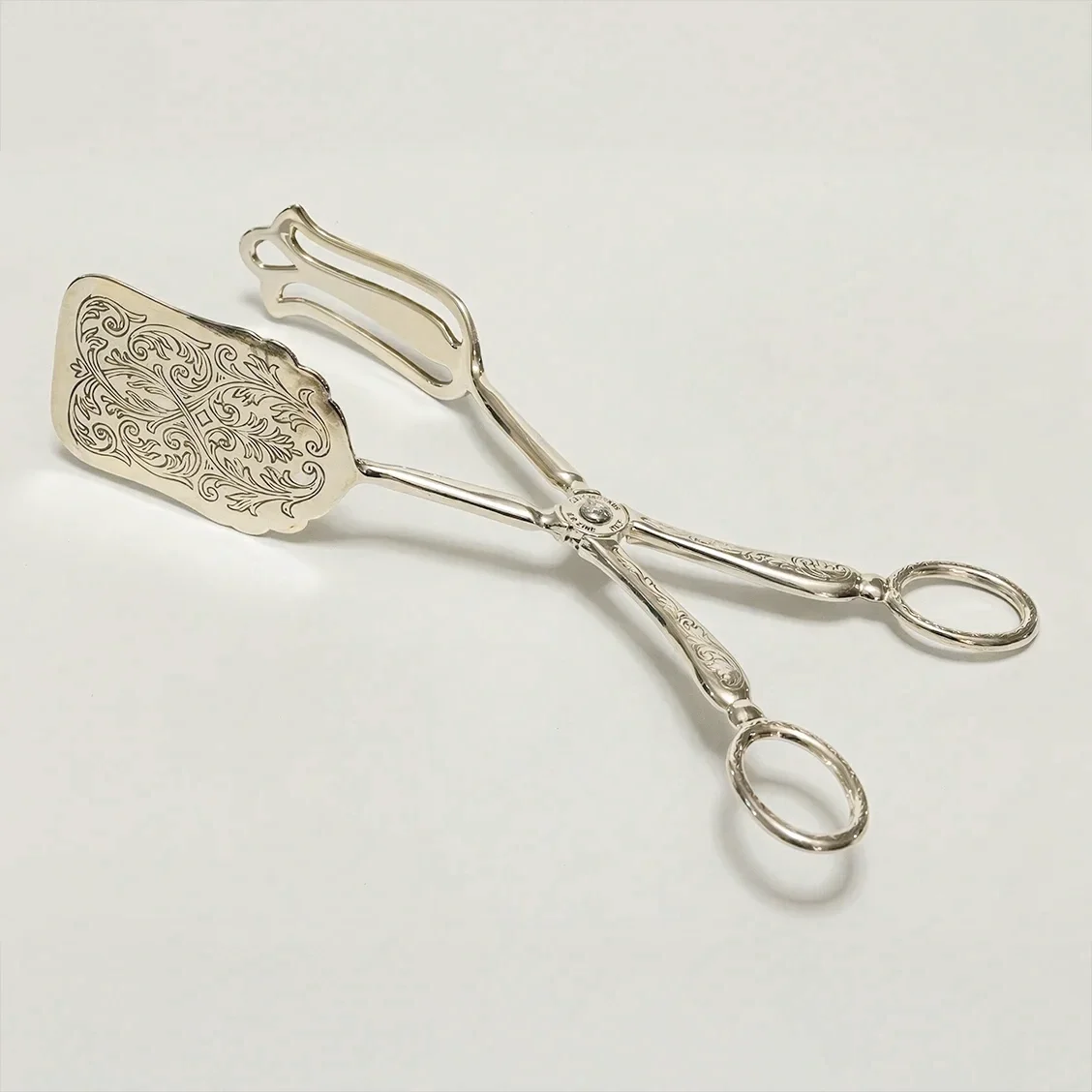 Italialaiset hopeoidut leivospihdit JuhlaToppilan vuokrattavissa tuotteissa