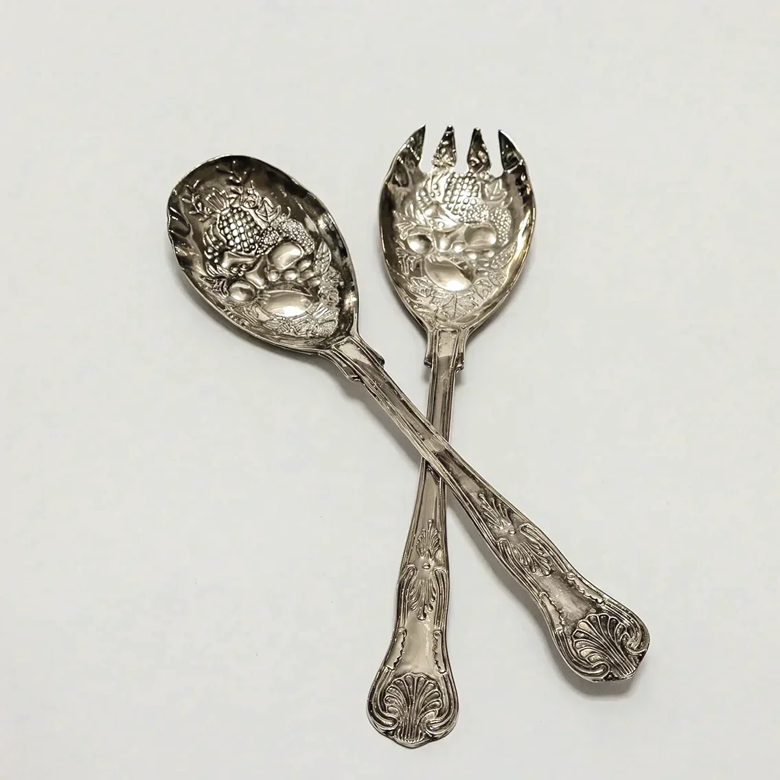 Italialaiset hopeoidut ottimet JuhlaToppilan vuokrattavissa tuotteissa