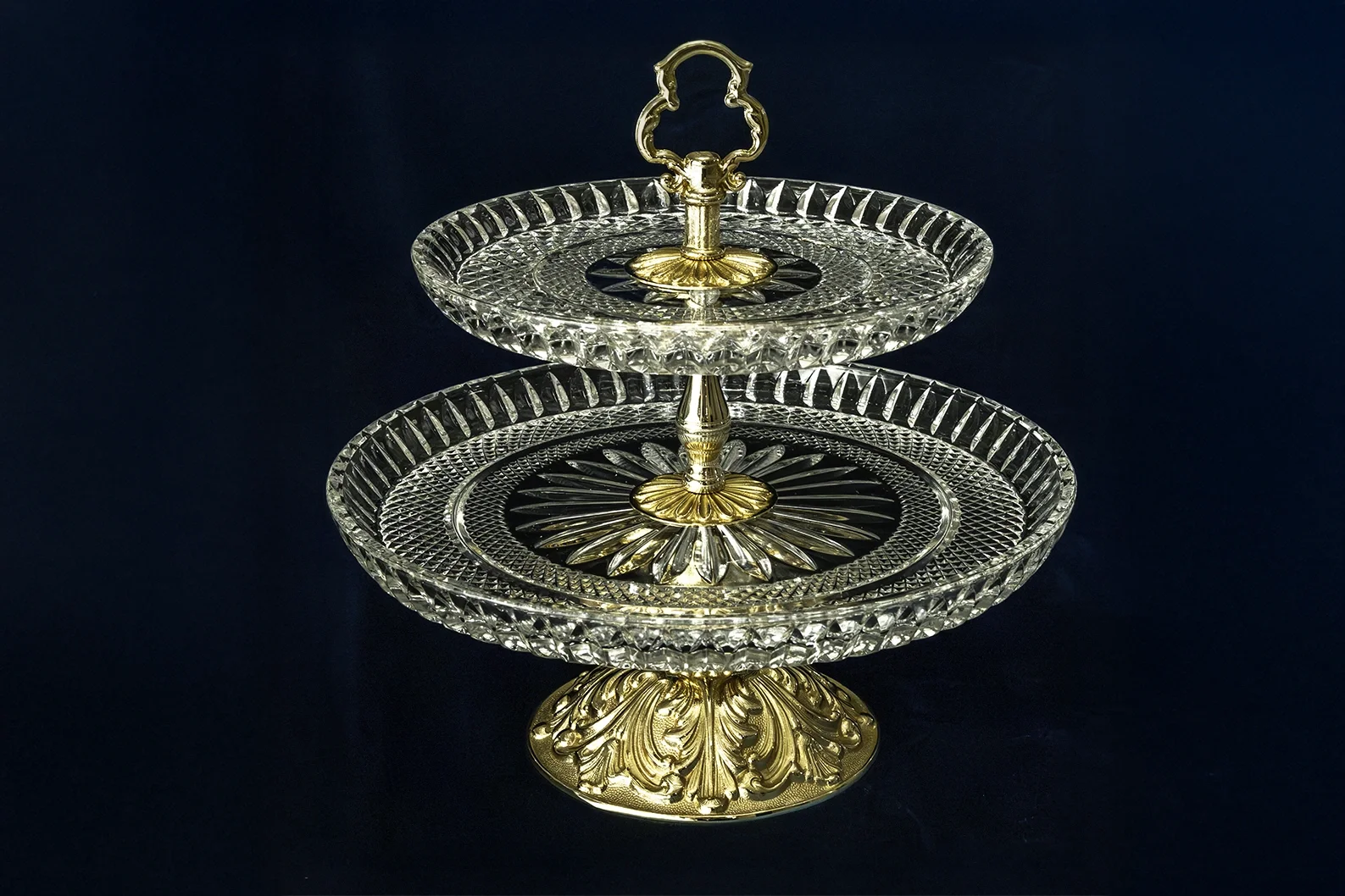 Turun kristallinen lasinen kerrostarjotin JuhlaToppilan astiavuokrauksessa.