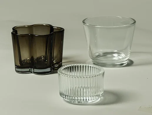 Lasisia tuikkukippoja JuhlaToppilan somistevuokrauksessa.